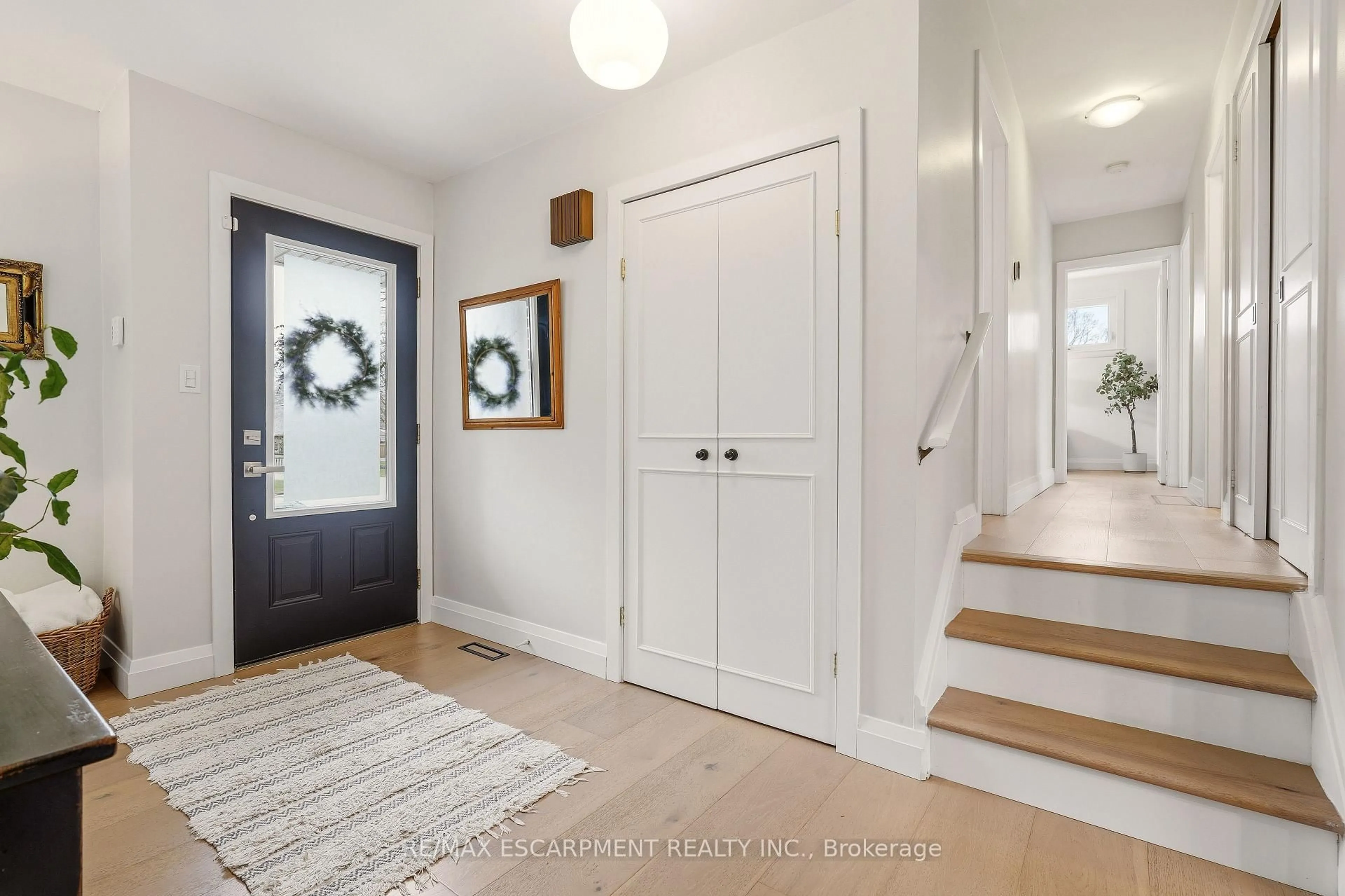 Indoor entryway for 4046 Grapehill Ave, Burlington Ontario L7L 1R2