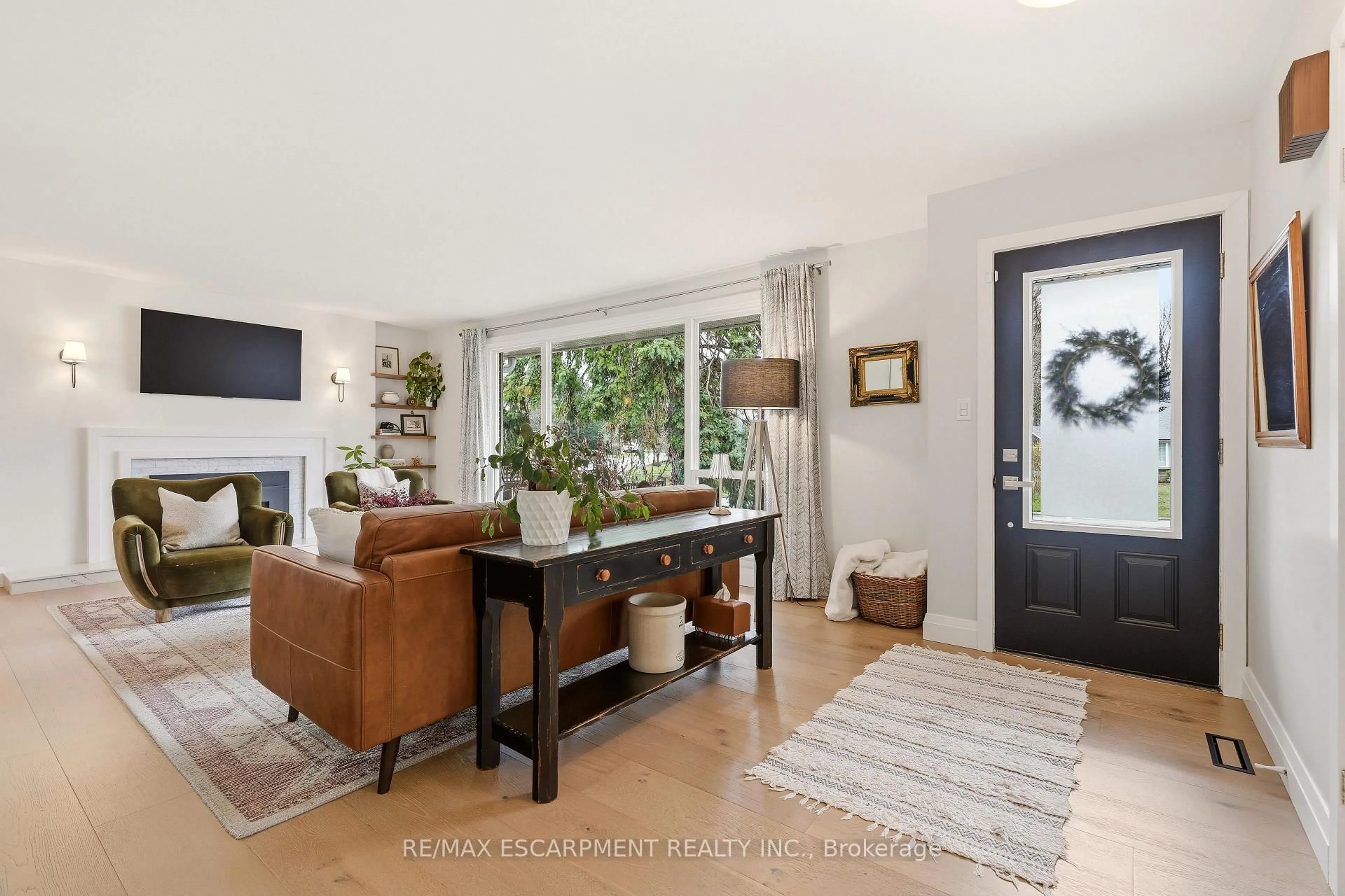 Living room with furniture, unknown for 4046 Grapehill Ave, Burlington Ontario L7L 1R2