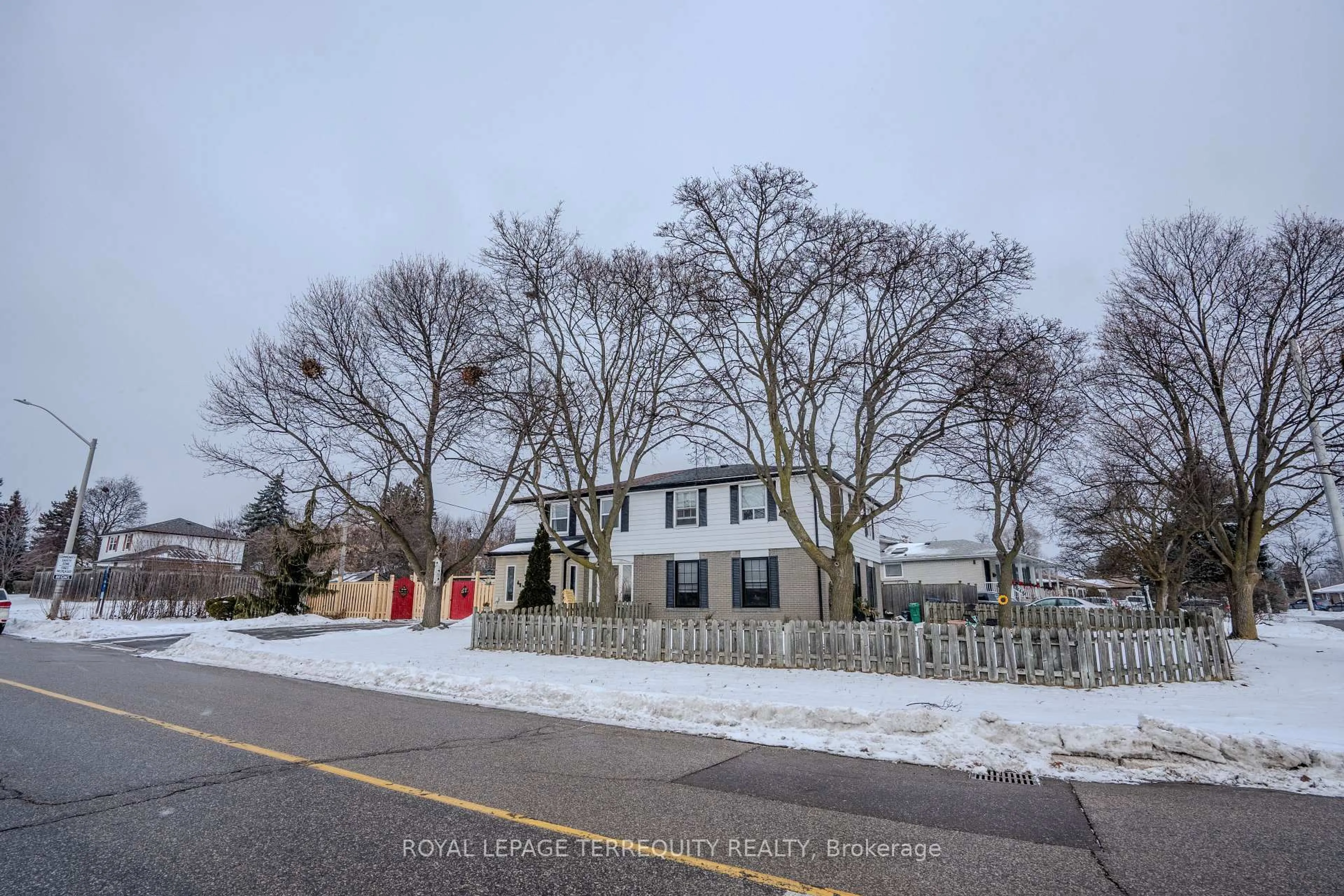 A pic from outside/outdoor area/front of a property/back of a property/a pic from drone, street for 65 Dorset Dr, Brampton Ontario L6T 2Y6