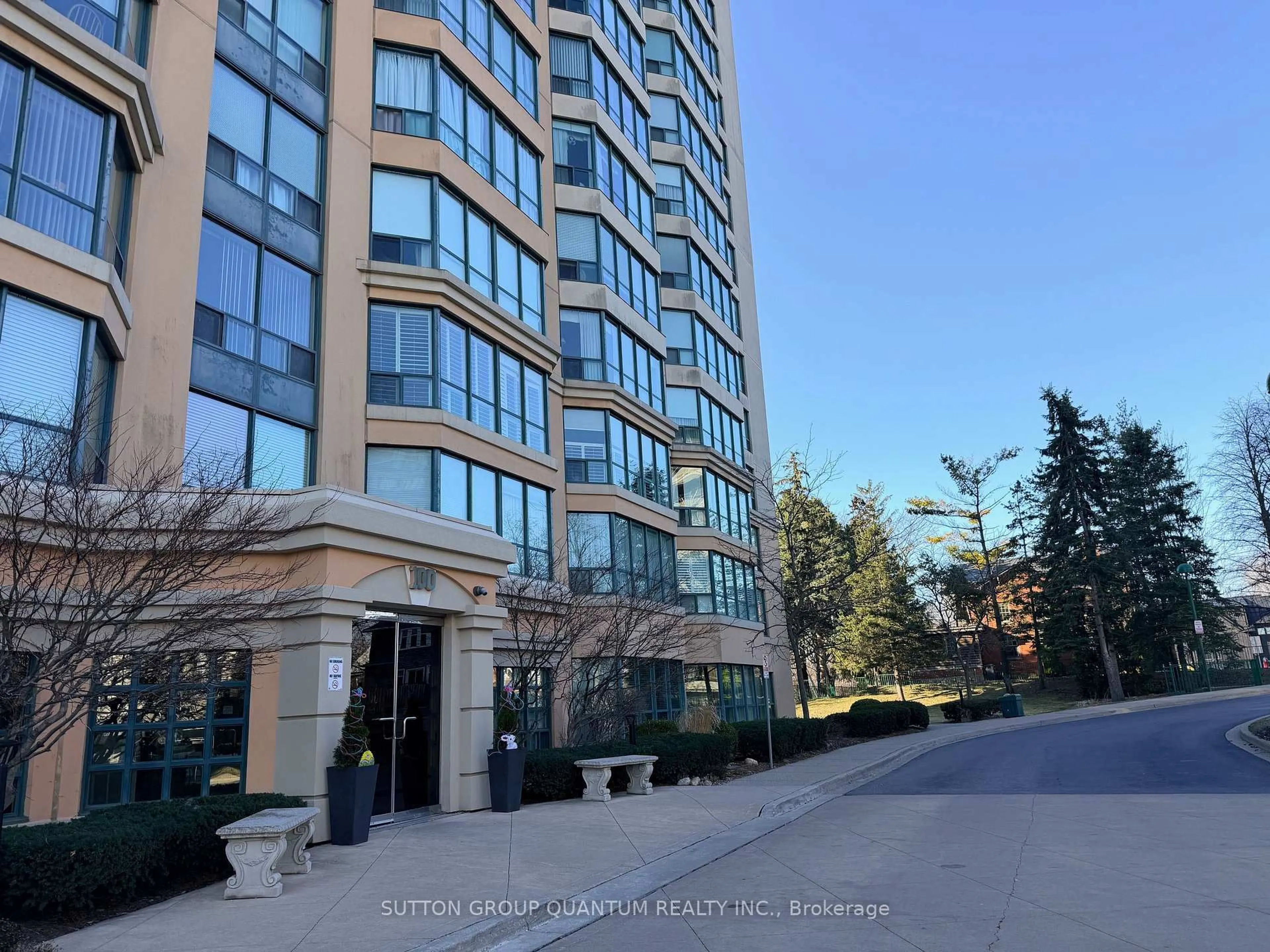 Indoor foyer for 100 Millside Dr #102, Milton Ontario L9T 5E3