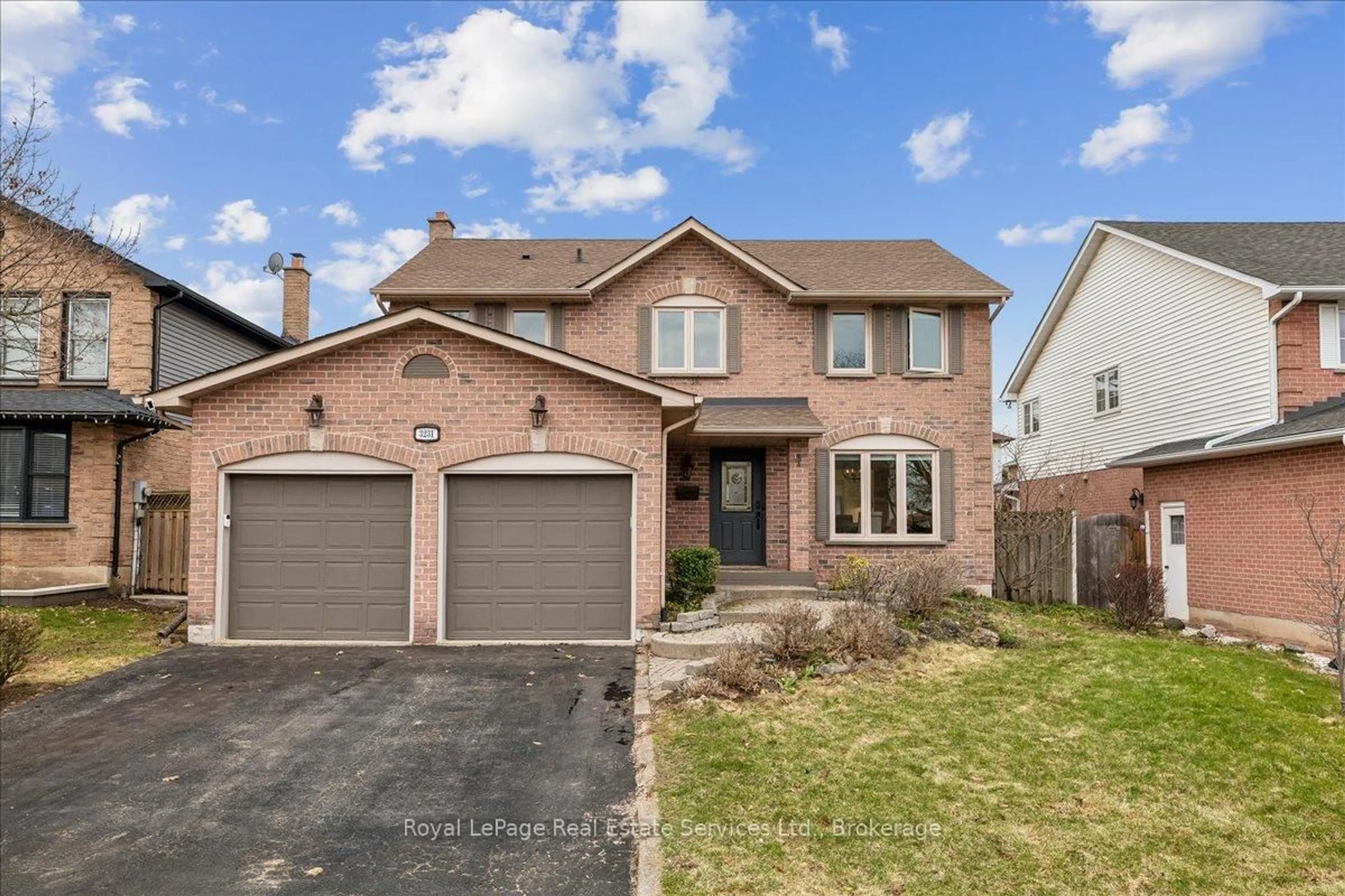 Home with brick exterior material, street for 3231 Pinemeadow Dr, Burlington Ontario L7M 3M5