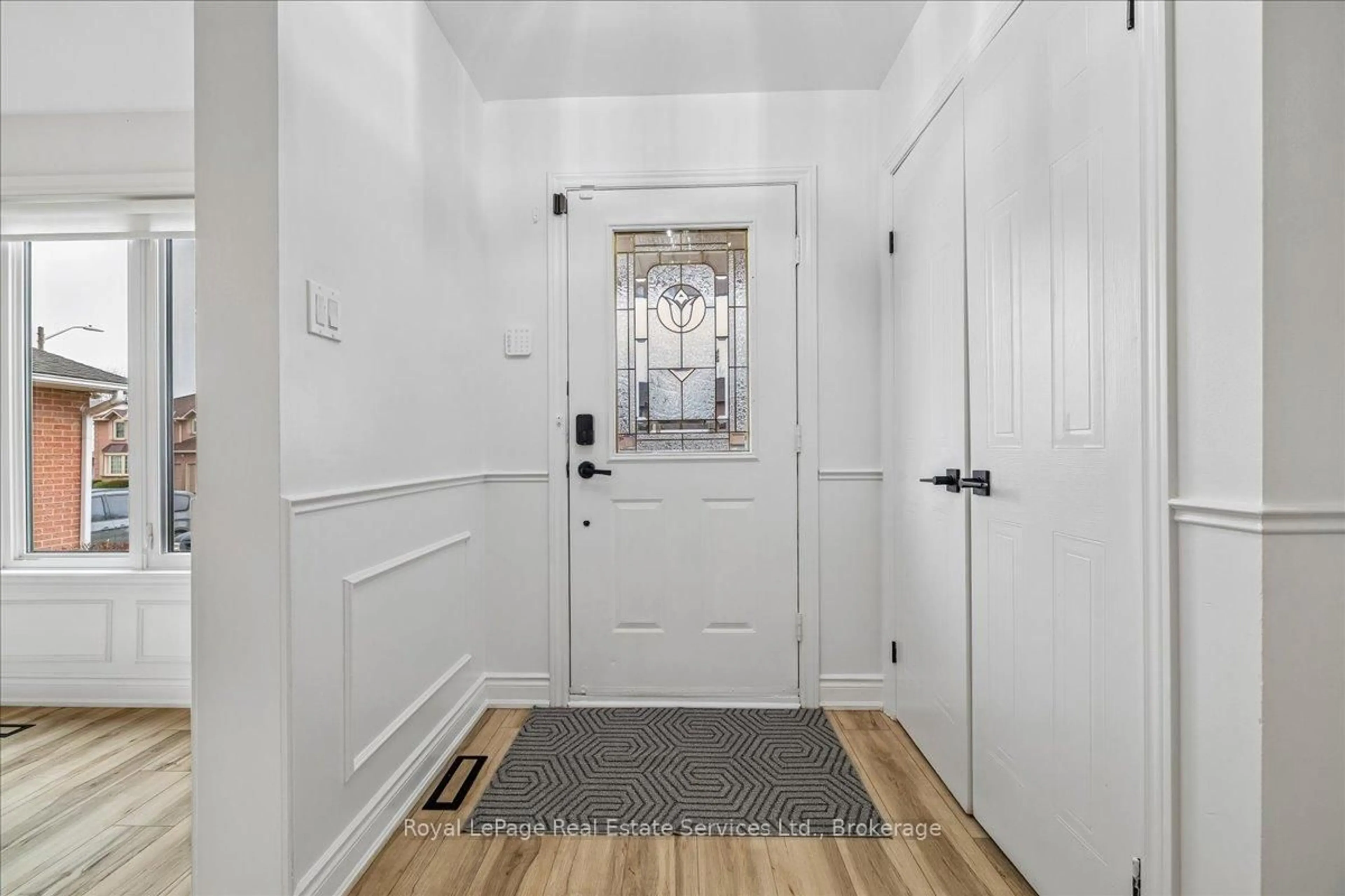 Indoor entryway for 3231 Pinemeadow Dr, Burlington Ontario L7M 3M5