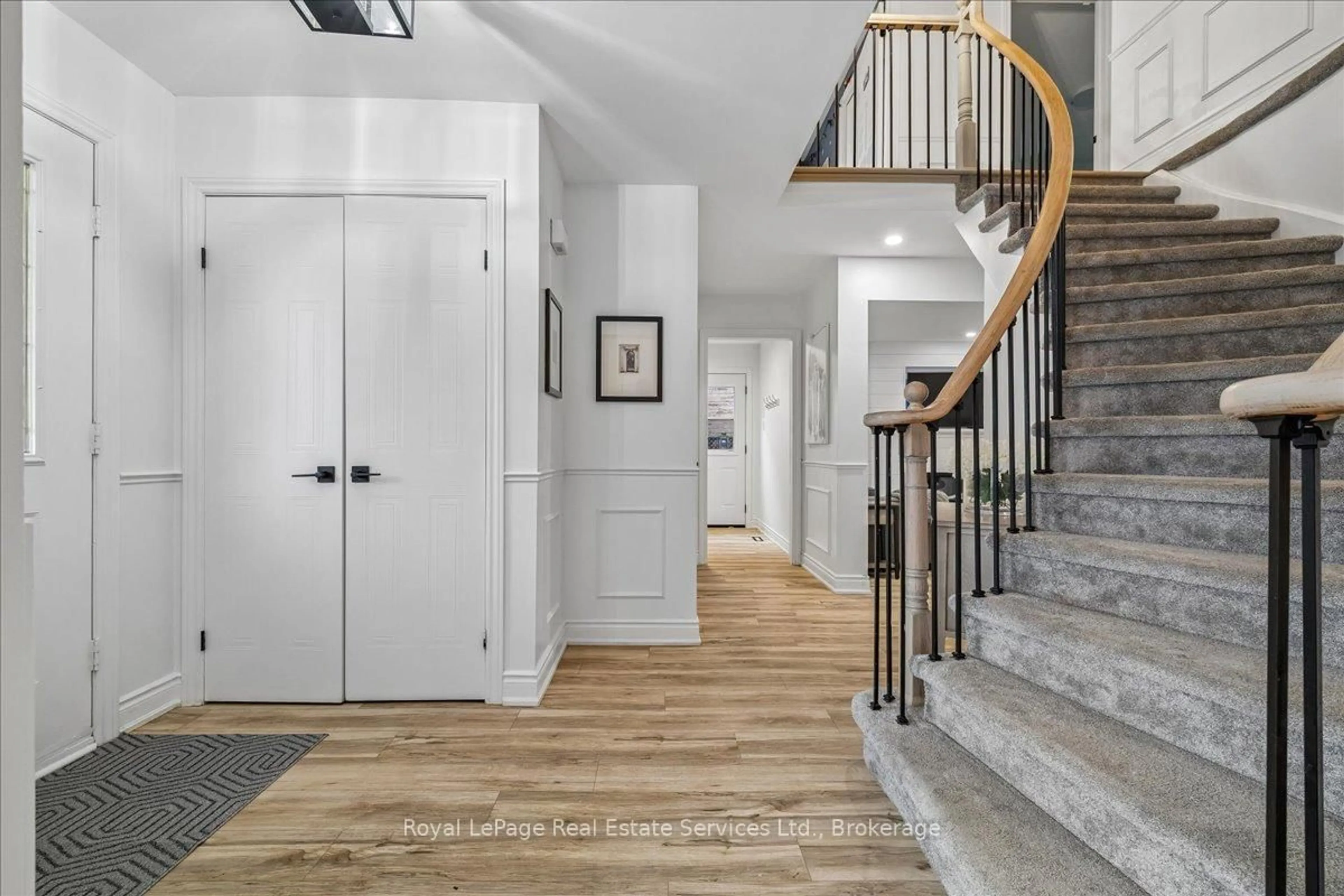 Indoor entryway for 3231 Pinemeadow Dr, Burlington Ontario L7M 3M5