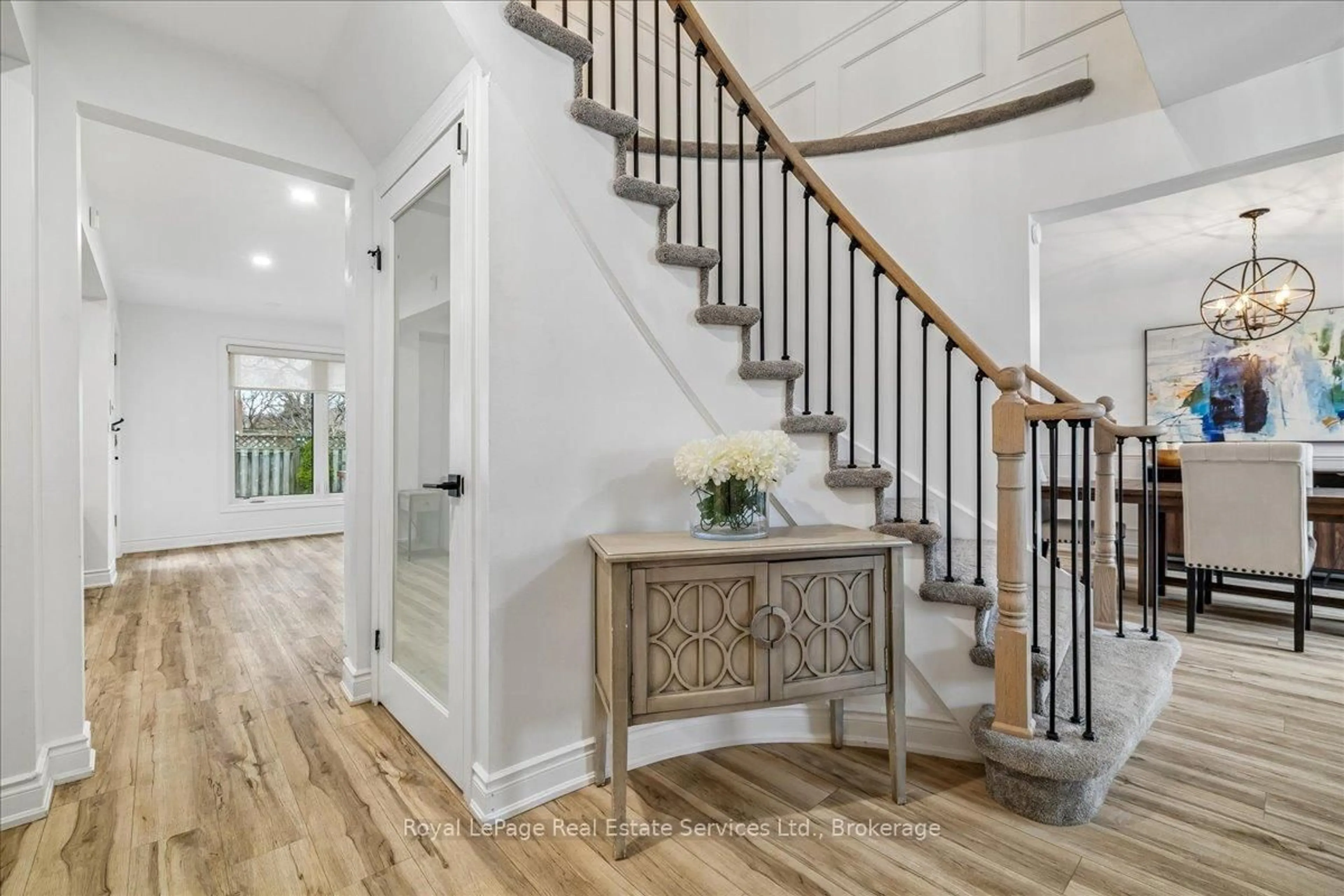 Indoor entryway for 3231 Pinemeadow Dr, Burlington Ontario L7M 3M5