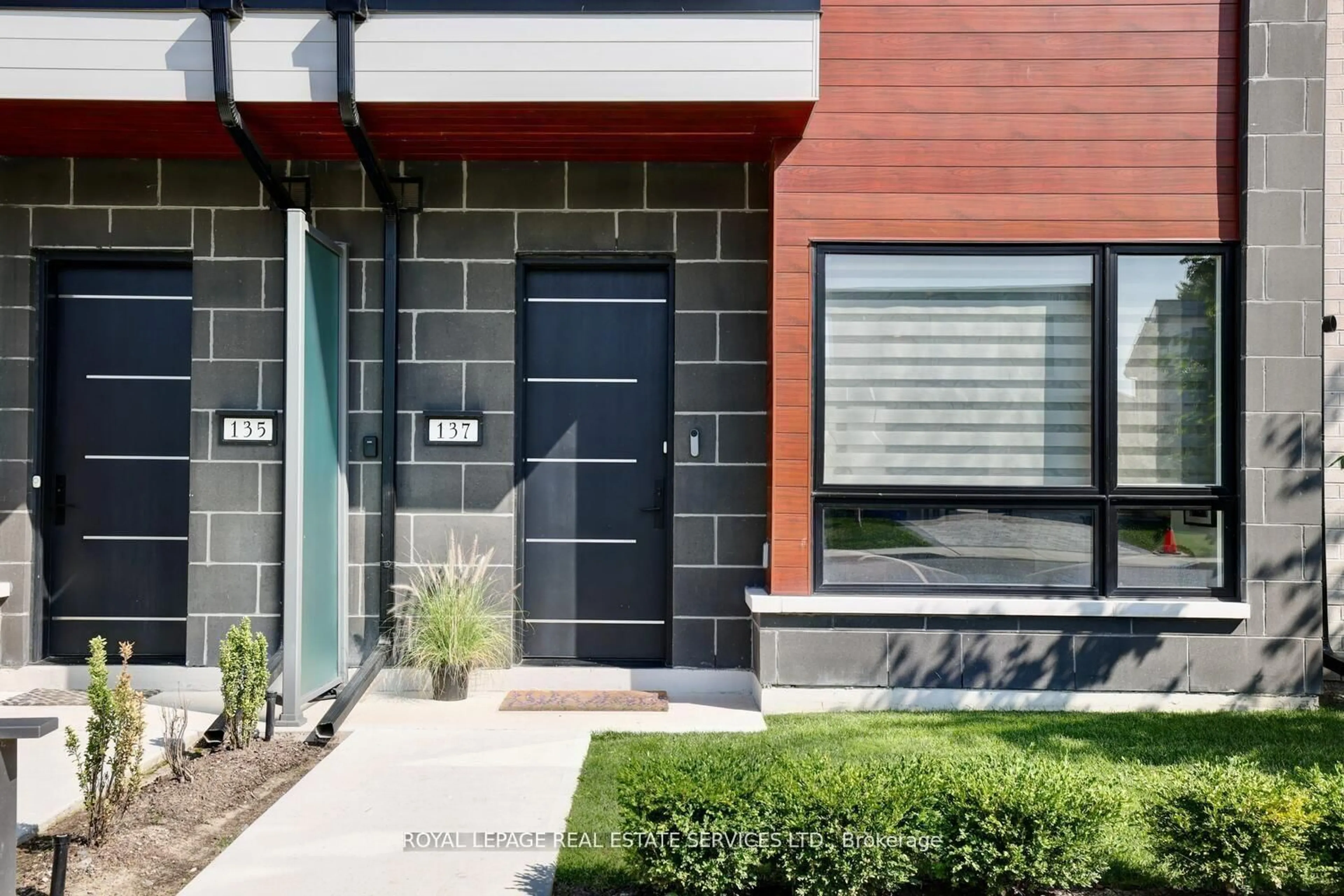 Home with brick exterior material, street for 137 High St, Mississauga Ontario L5H 1K4