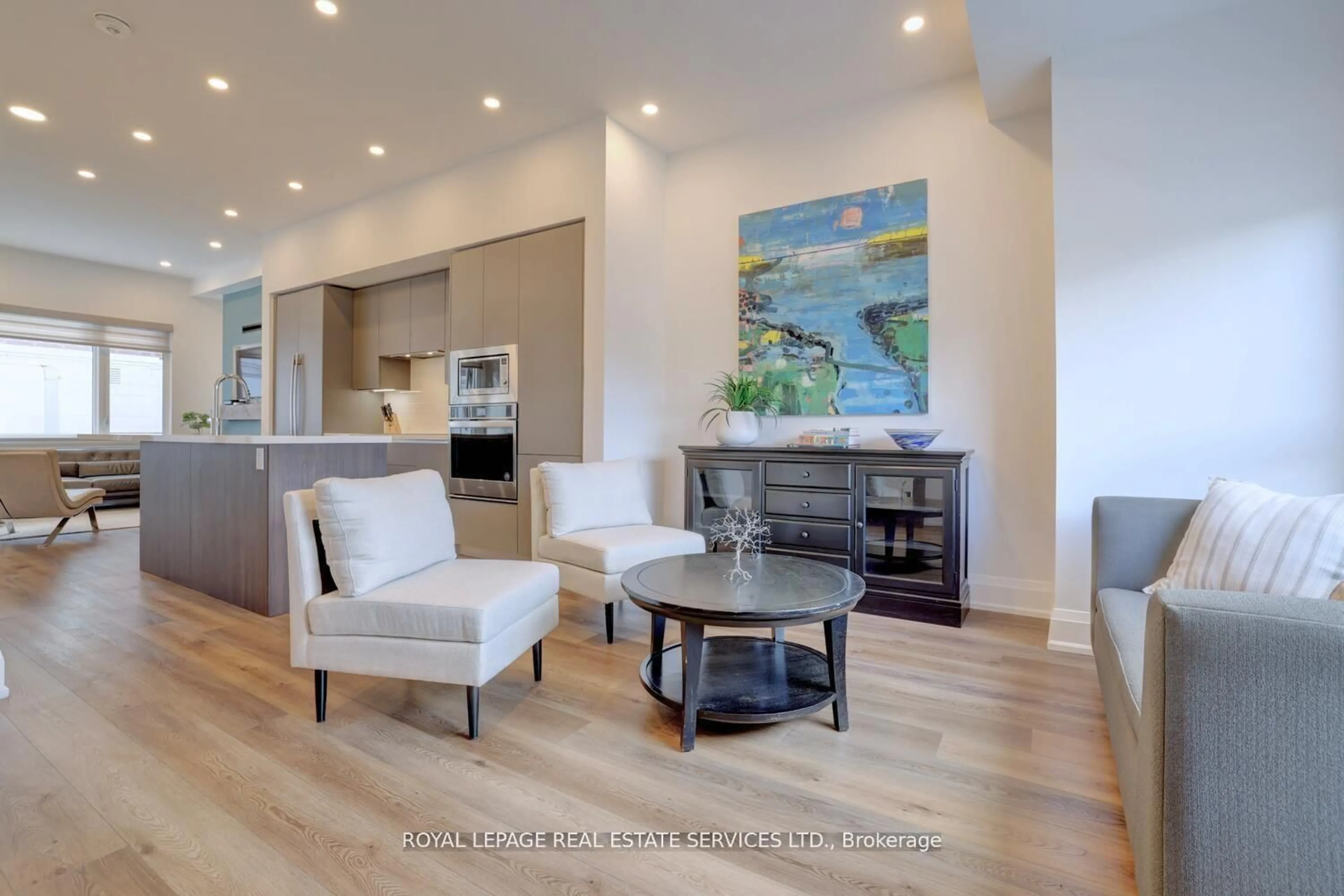 Living room with furniture, wood/laminate floor for 137 High St, Mississauga Ontario L5H 1K4