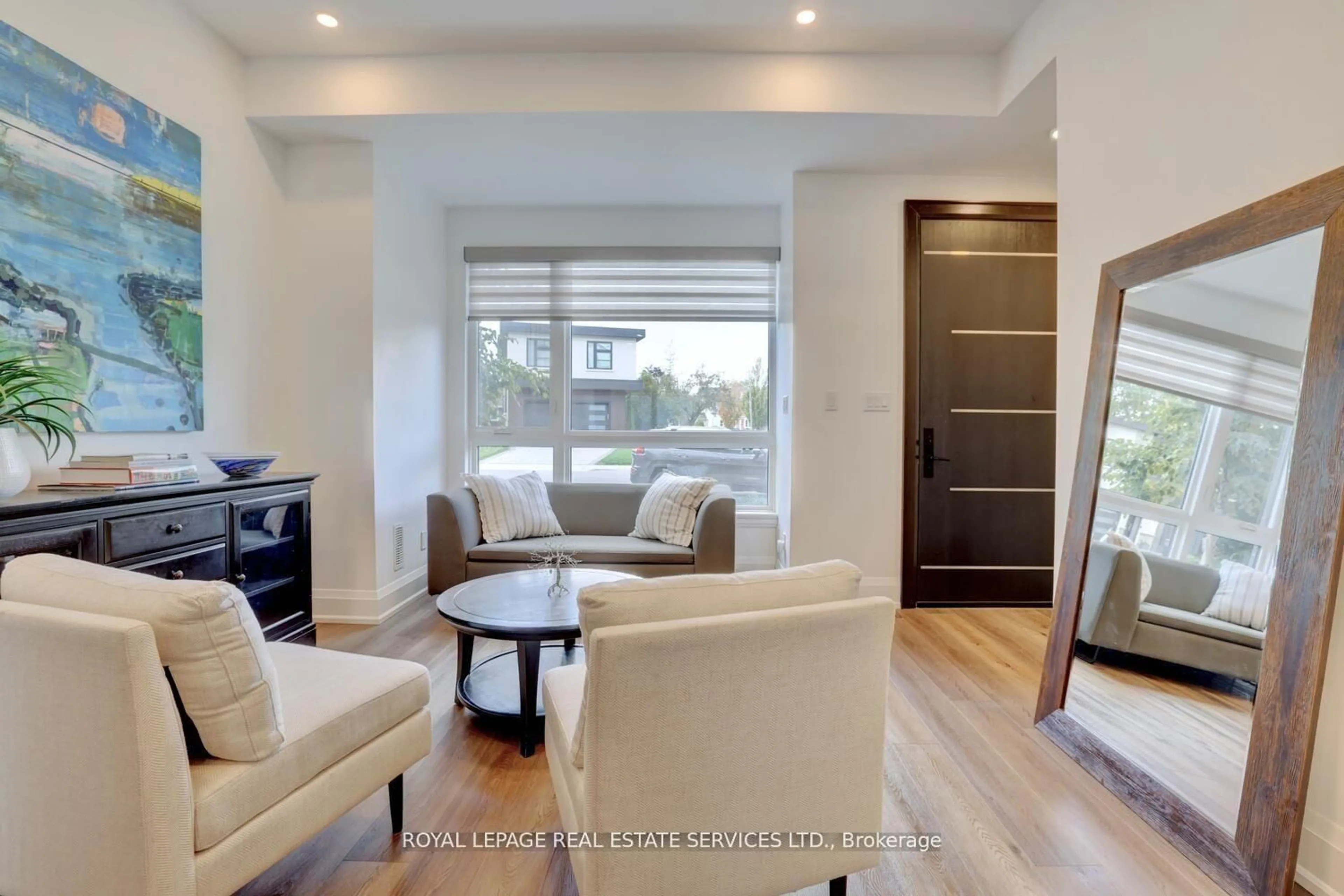 Living room with furniture, unknown for 137 High St, Mississauga Ontario L5H 1K4