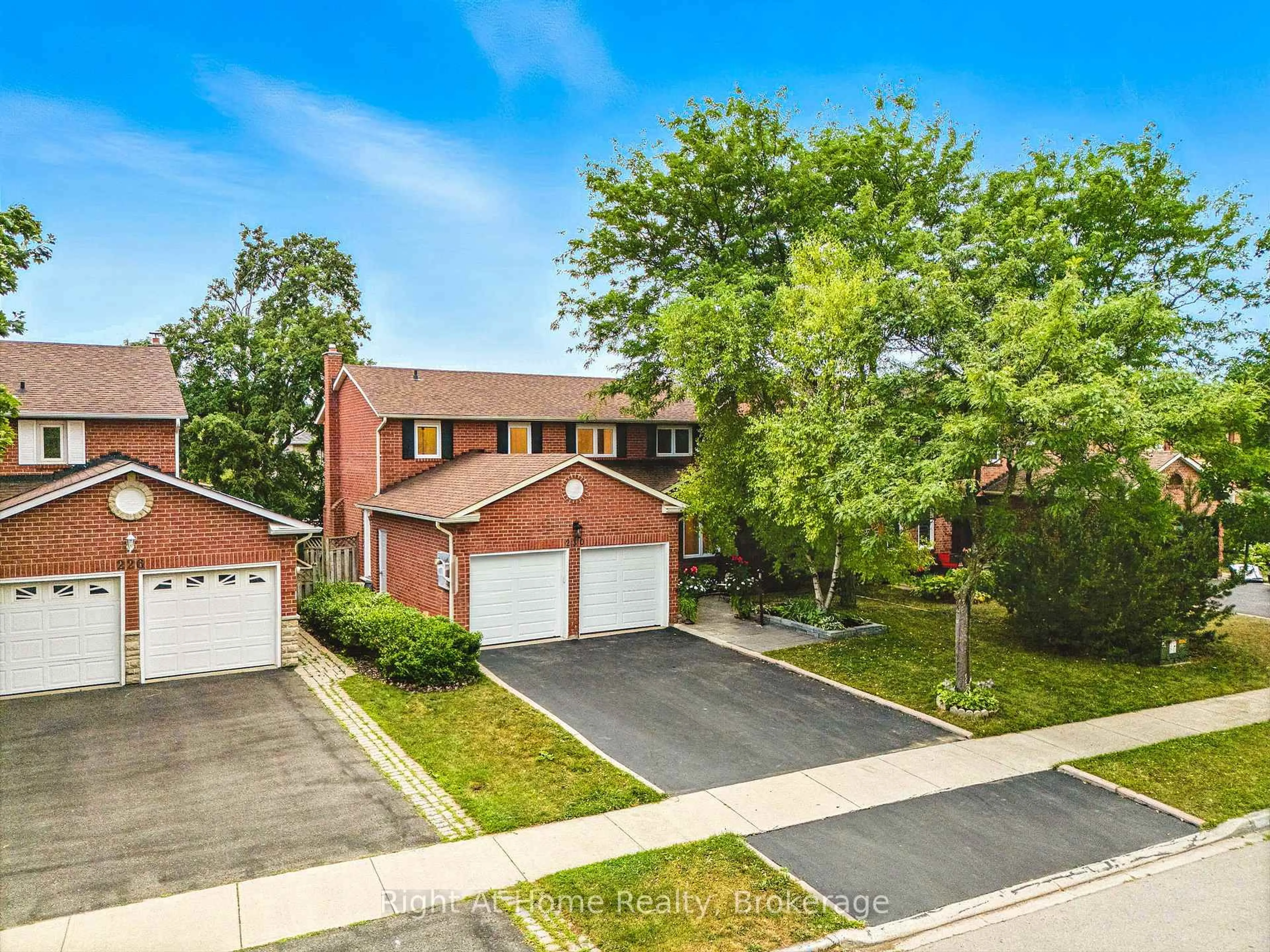 A pic from outside/outdoor area/front of a property/back of a property/a pic from drone, street for 230 Poole Dr, Oakville Ontario L6H 3W4