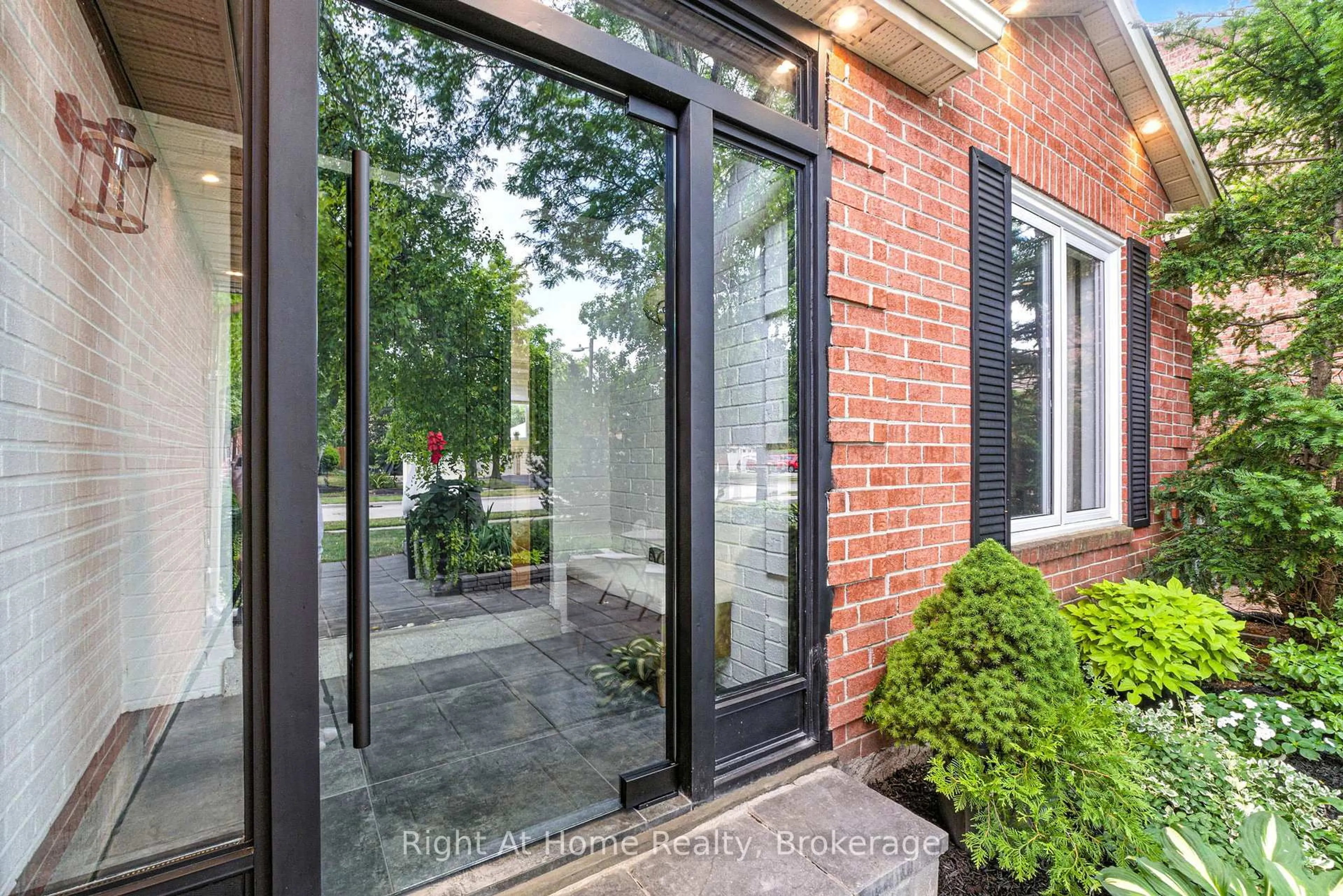 Indoor entryway for 230 Poole Dr, Oakville Ontario L6H 3W4