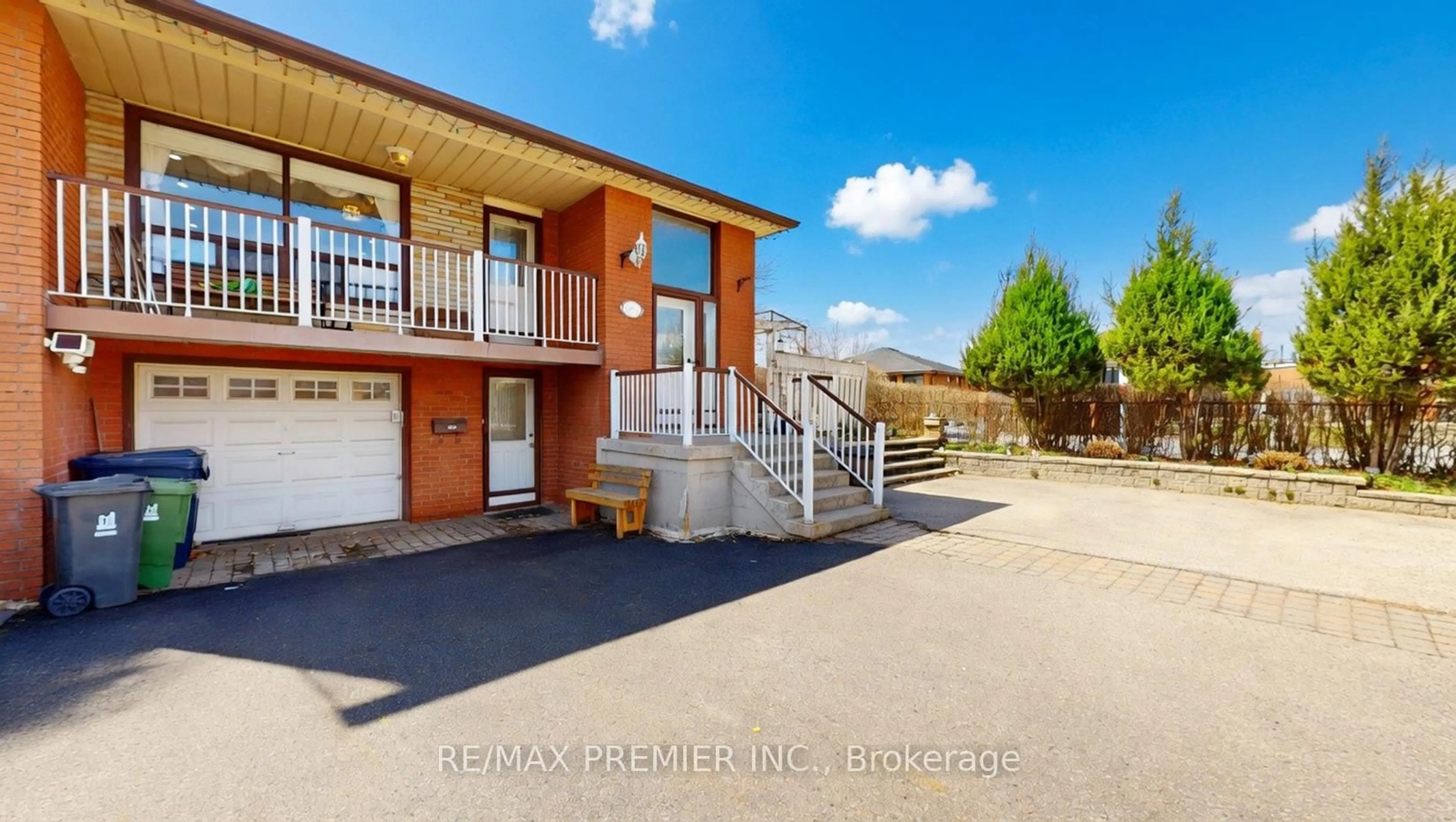 A pic from outside/outdoor area/front of a property/back of a property/a pic from drone, building for 108 Hisey Cres, Toronto Ontario M3N 1V1