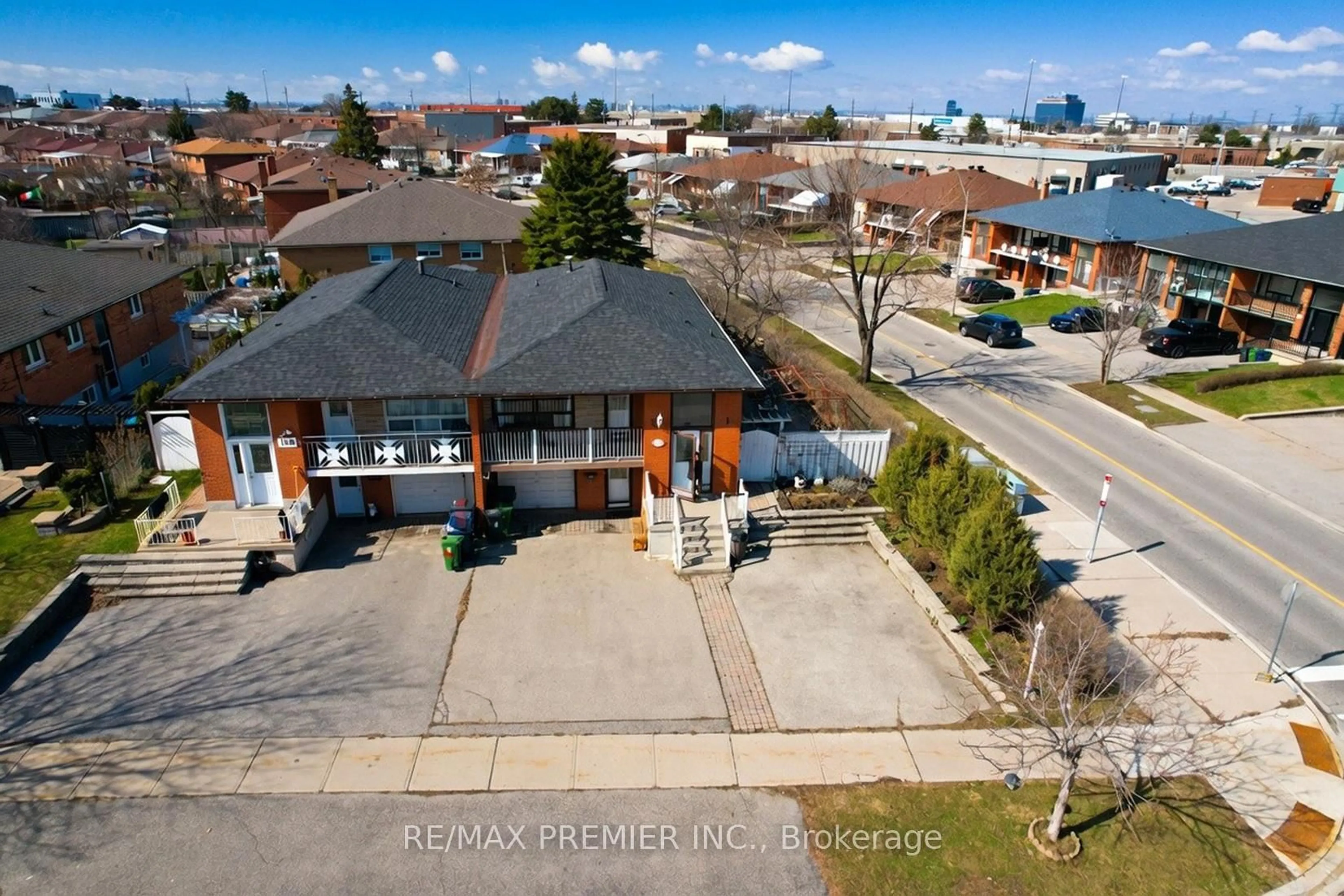 A pic from outside/outdoor area/front of a property/back of a property/a pic from drone, street for 108 Hisey Cres, Toronto Ontario M3N 1V1