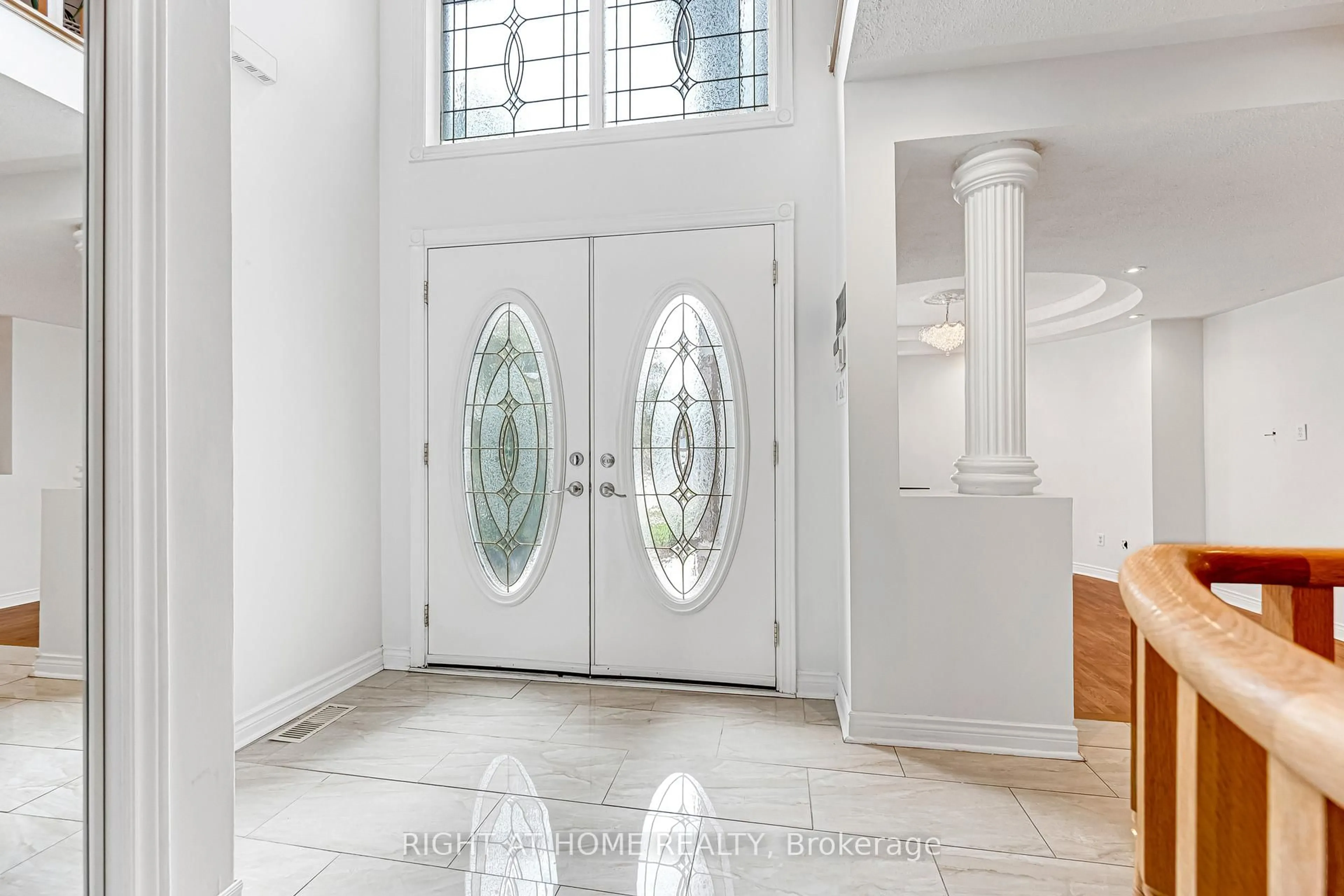 Indoor entryway for 343 Bristol Rd, Mississauga Ontario L4Z 3V6