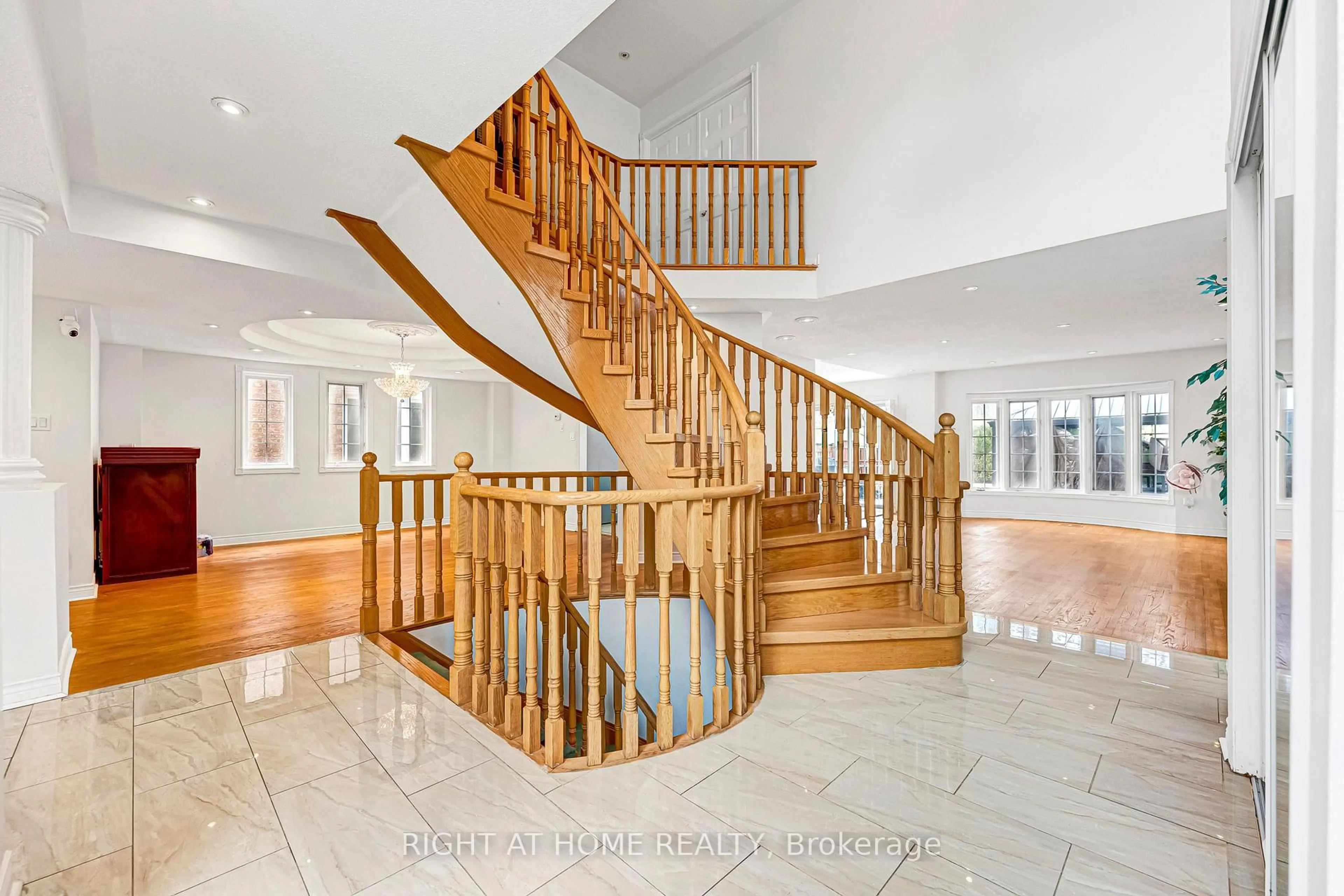 Stairs for 343 Bristol Rd, Mississauga Ontario L4Z 3V6