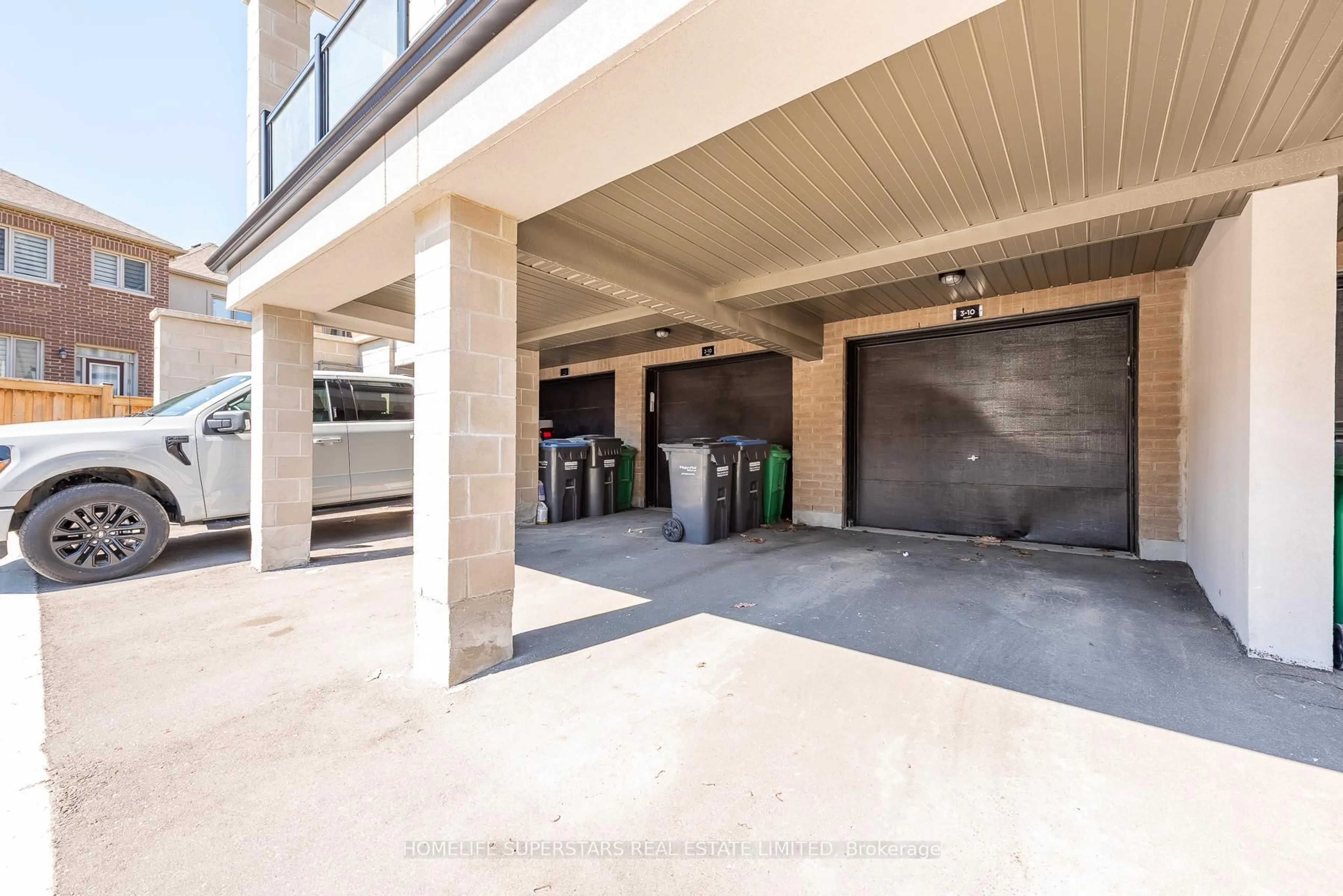 Indoor garage for 10 Knotsberry Circ #3, Brampton Ontario L6Y 6G1