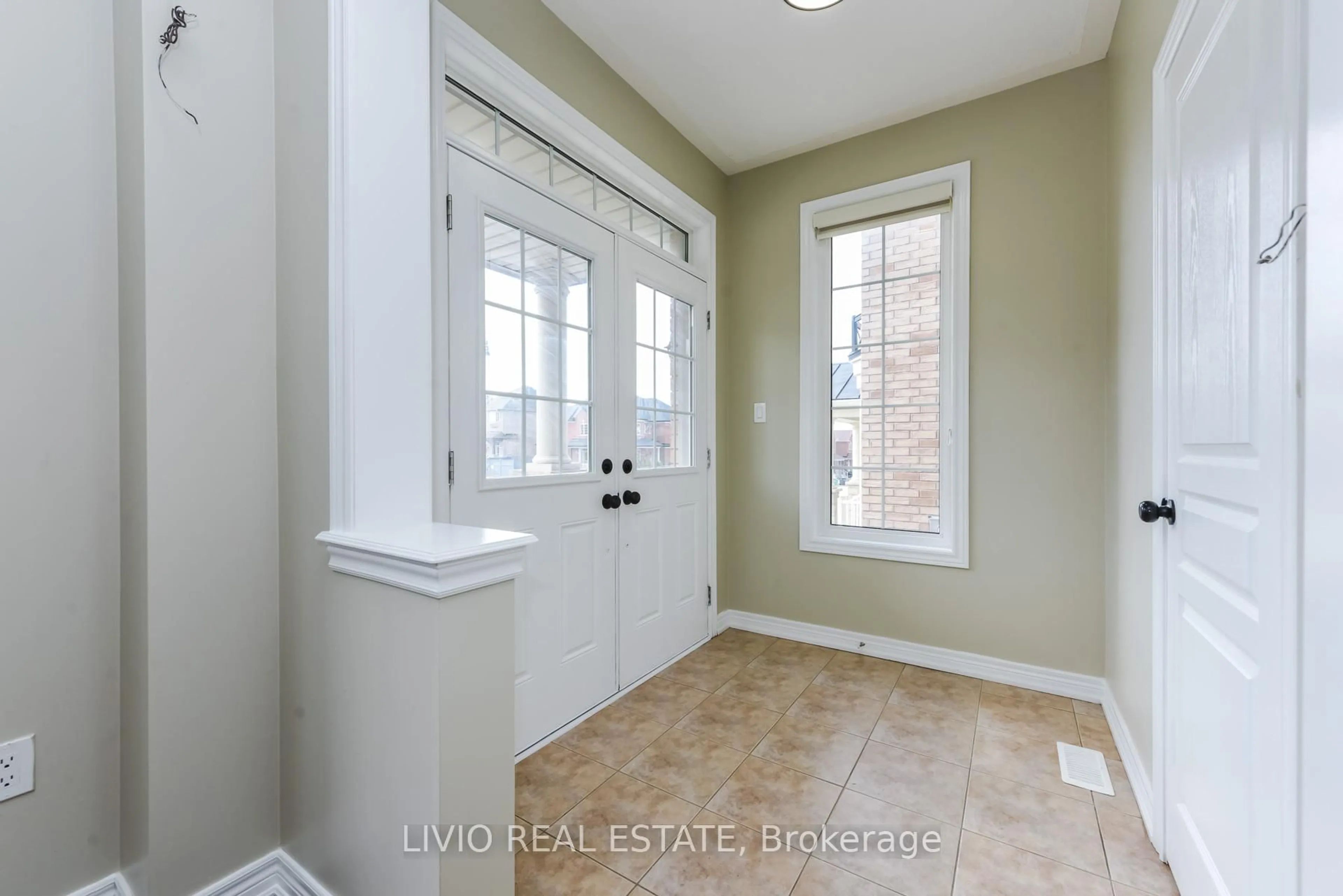 Indoor entryway for 48 Bonnie Braes Dr, Brampton Ontario L6Y 0Y5