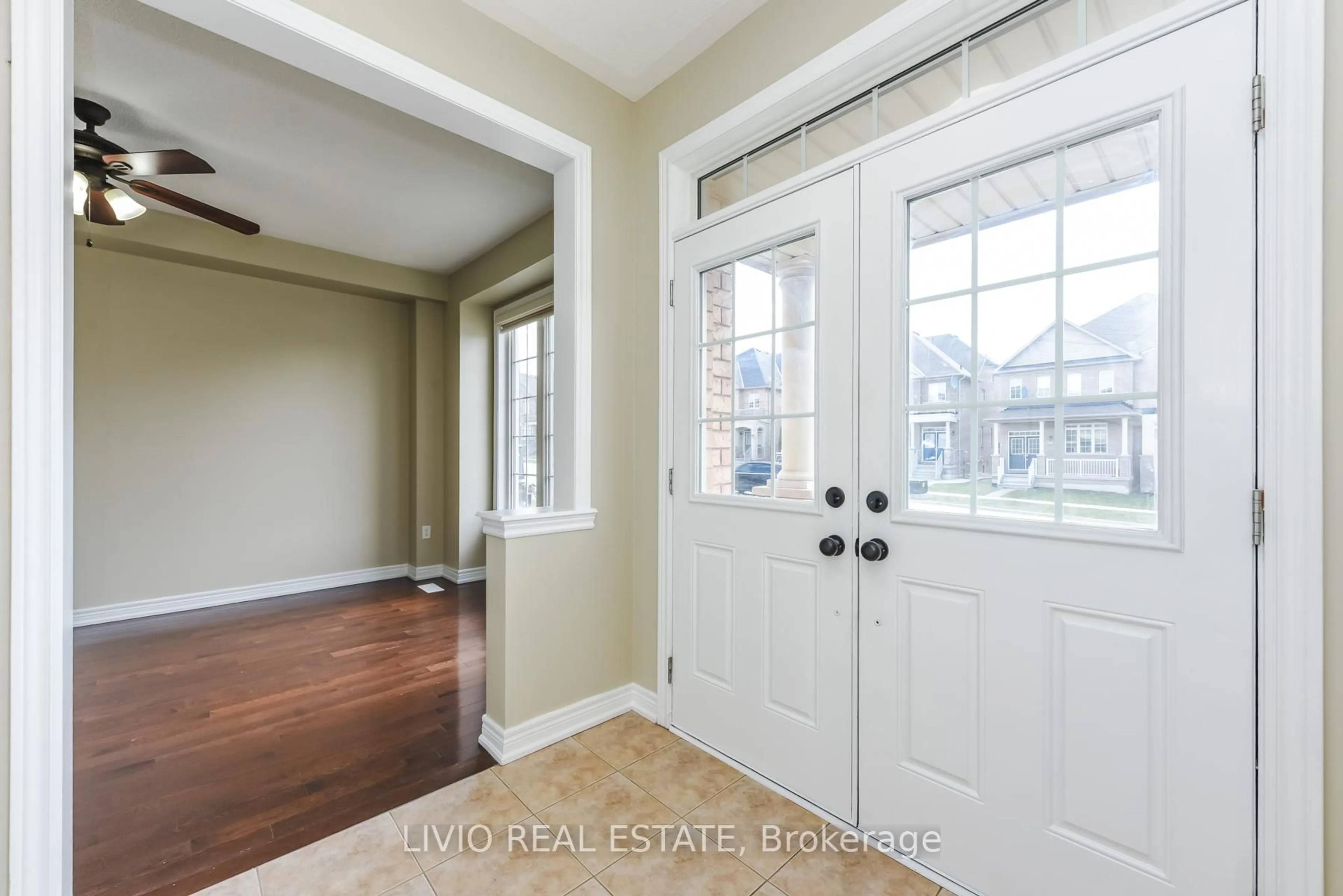 Indoor entryway for 48 Bonnie Braes Dr, Brampton Ontario L6Y 0Y5