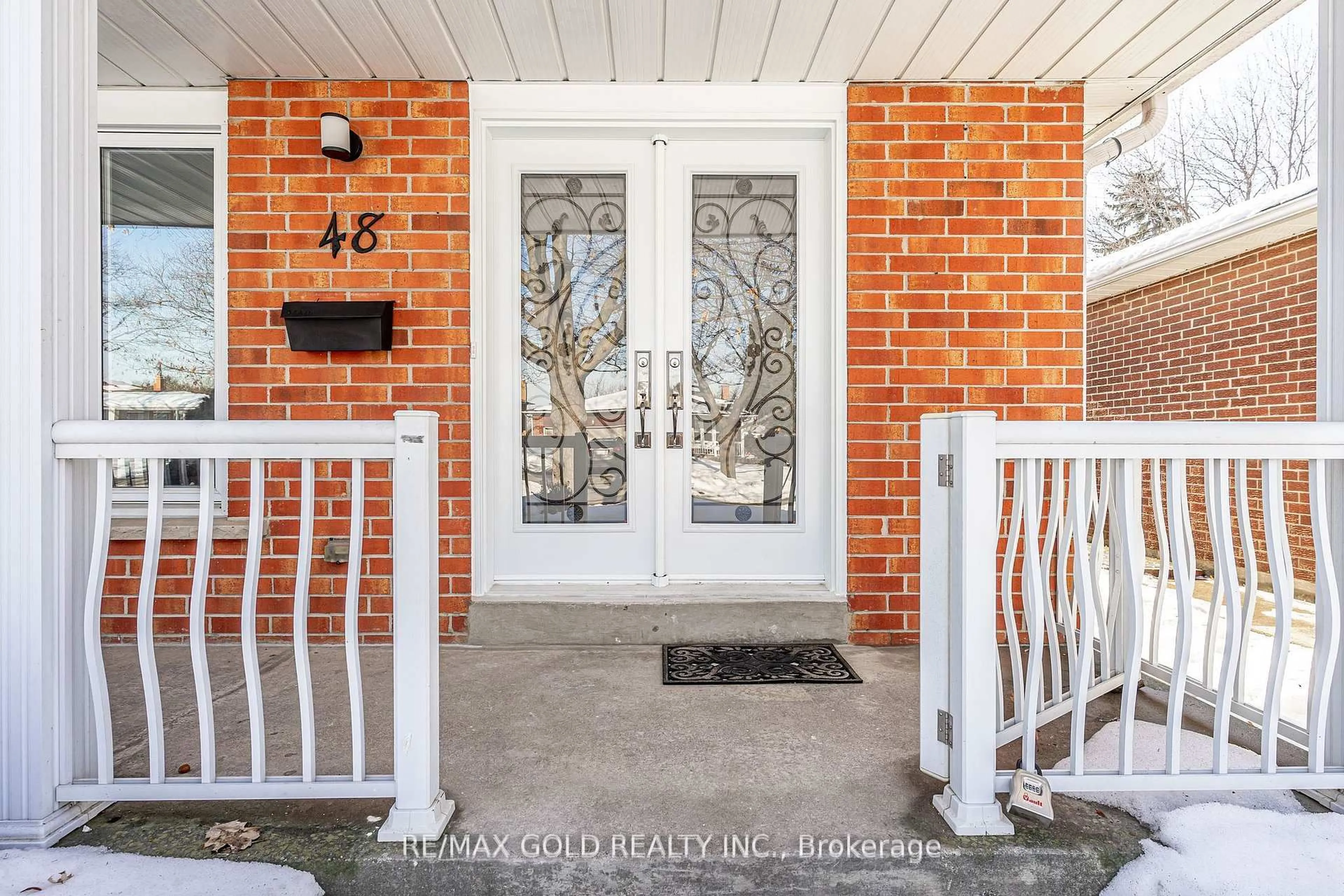 Indoor entryway for 48 Malcolm Cres, Brampton Ontario L6S 3C8