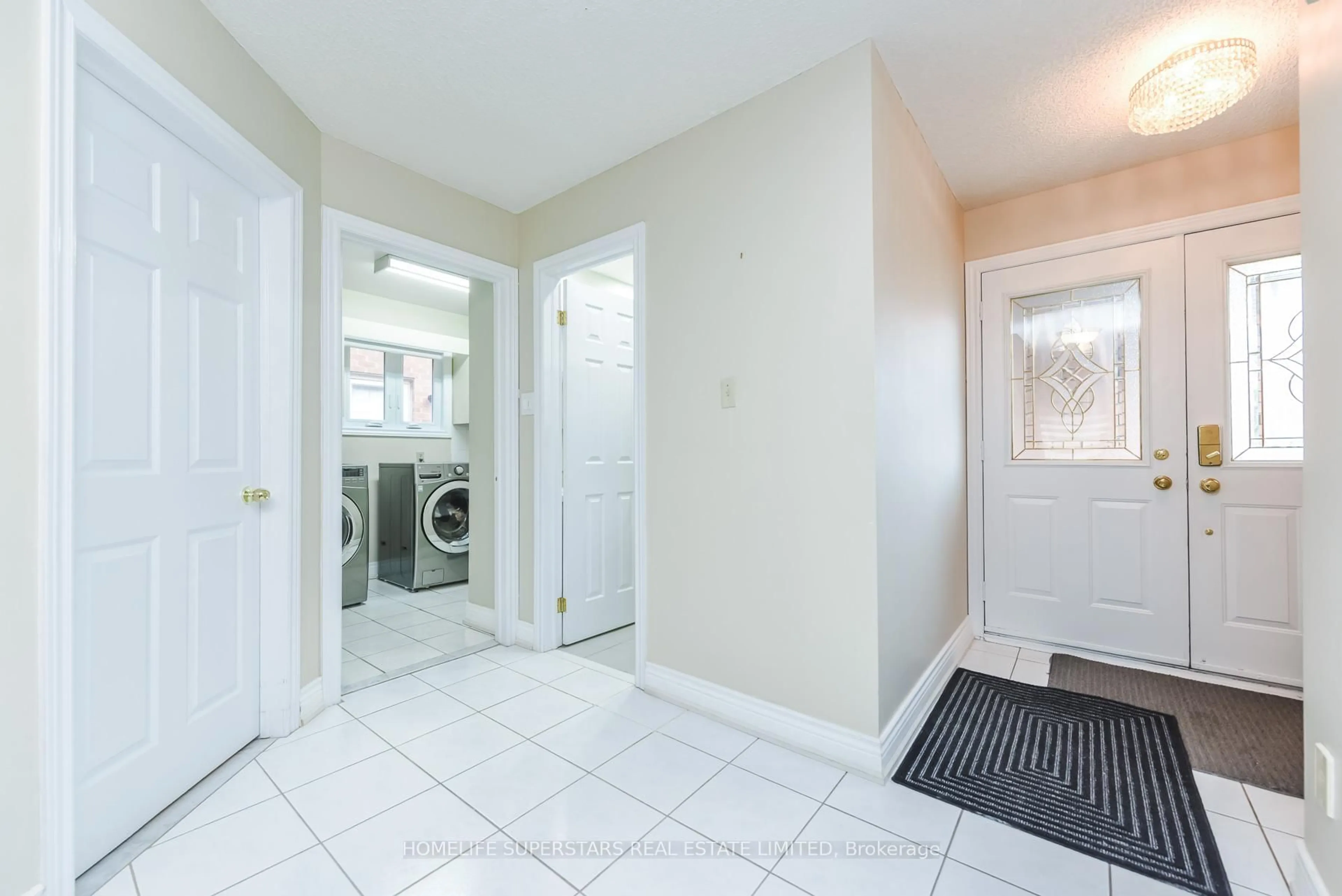 Indoor entryway for 6066 Douguy Blvd, Mississauga Ontario L5V 1B3