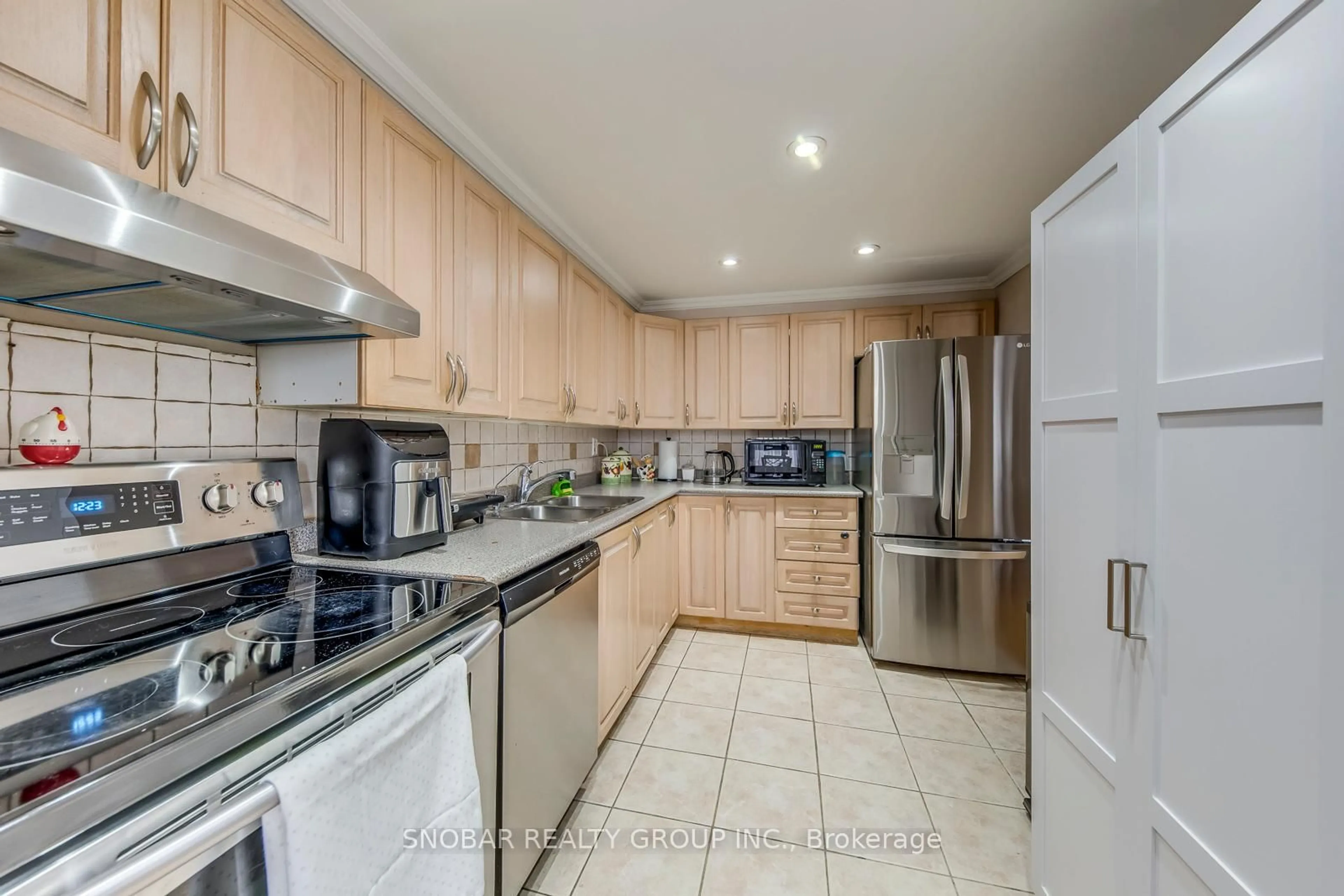 Standard kitchen, unknown for 11 Wincott Dr #810, Toronto Ontario M9R 2R9