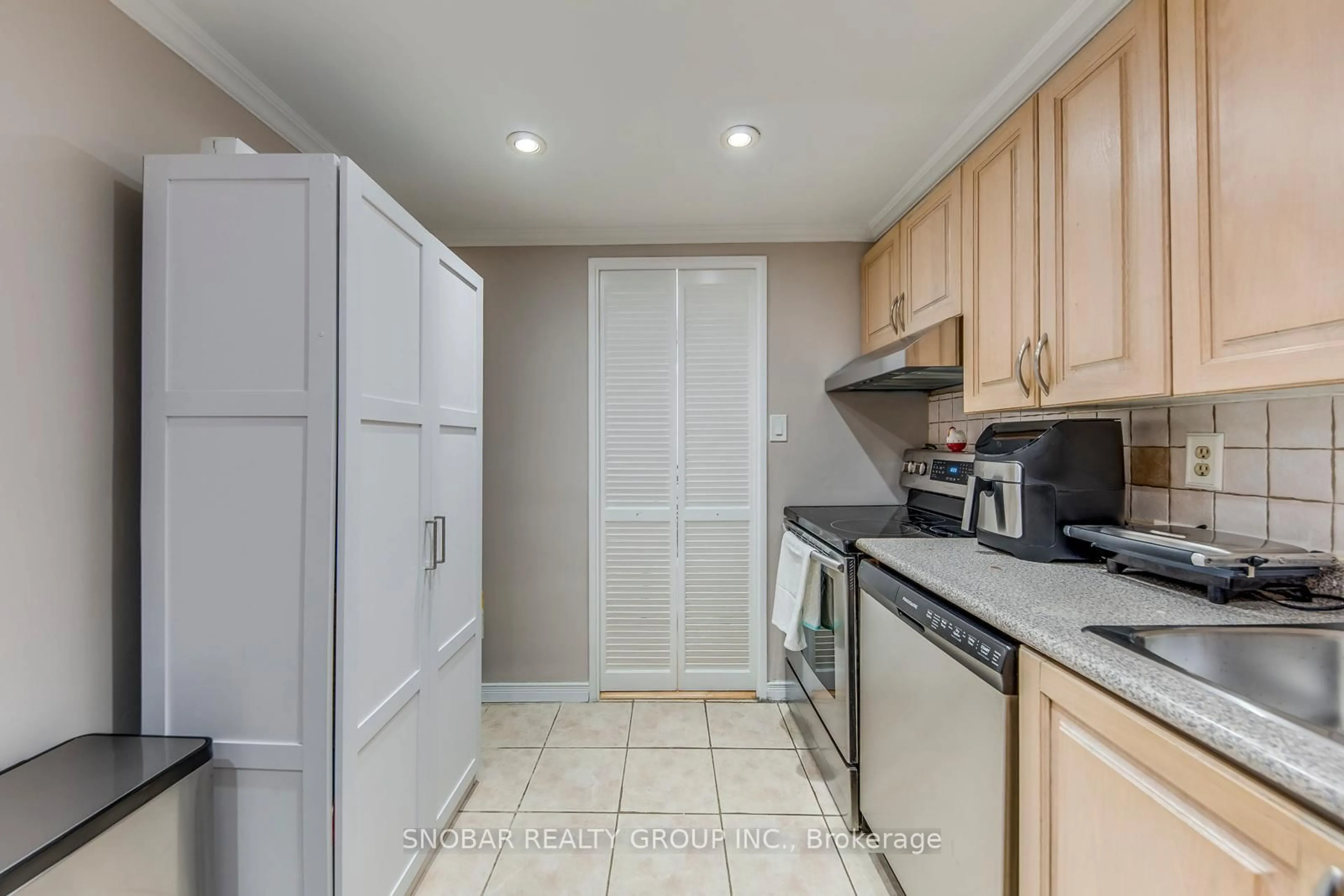 Standard kitchen, ceramic/tile floor for 11 Wincott Dr #810, Toronto Ontario M9R 2R9