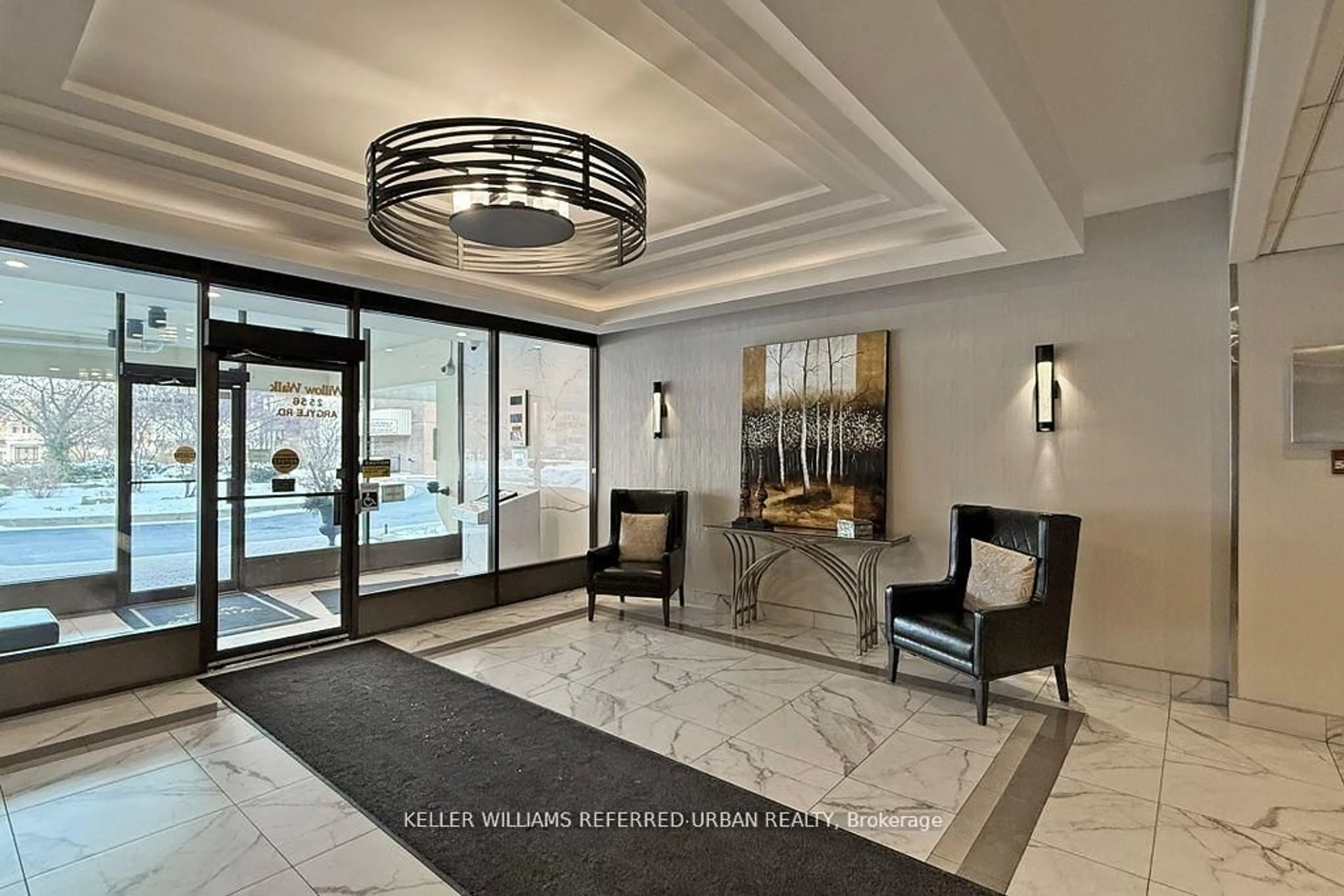 Indoor foyer for 2556 Argyle Rd #202, Mississauga Ontario L5B 2H5