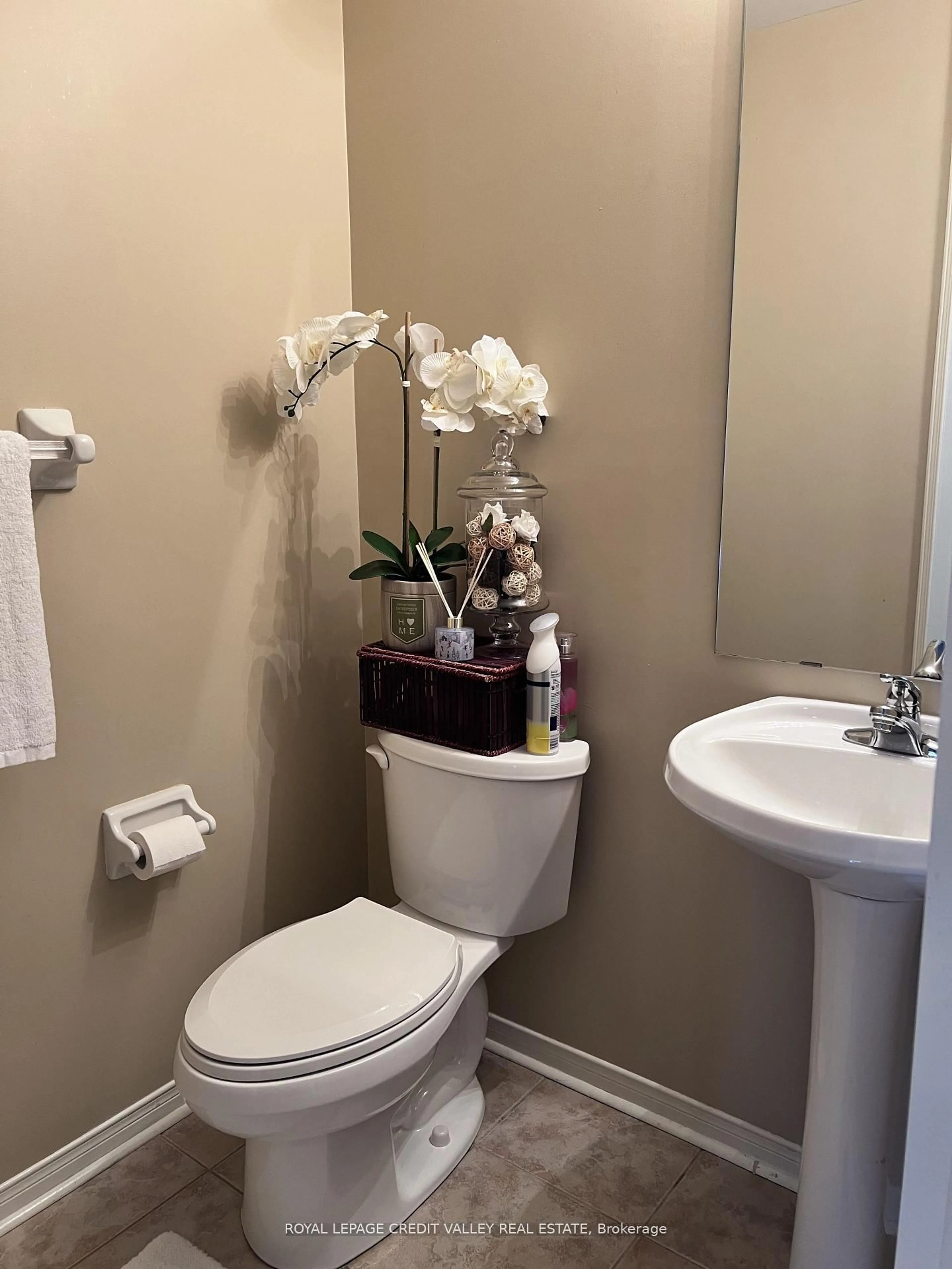Standard bathroom, ceramic/tile floor for 4 Kanata Rd, Brampton Ontario L7A 3R2