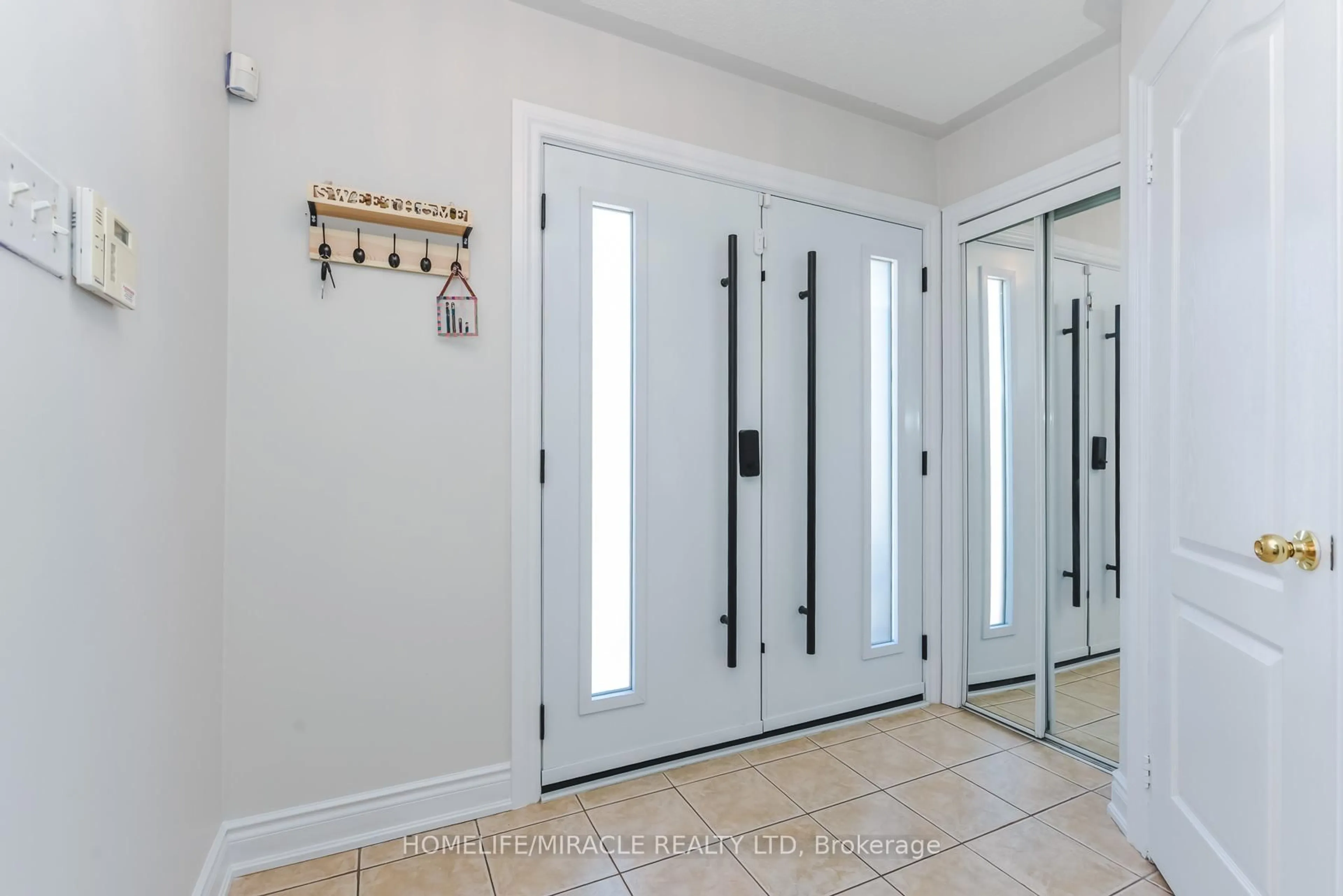 Indoor entryway for 114 Edenbrook Hill Dr, Brampton Ontario L7A 2P2