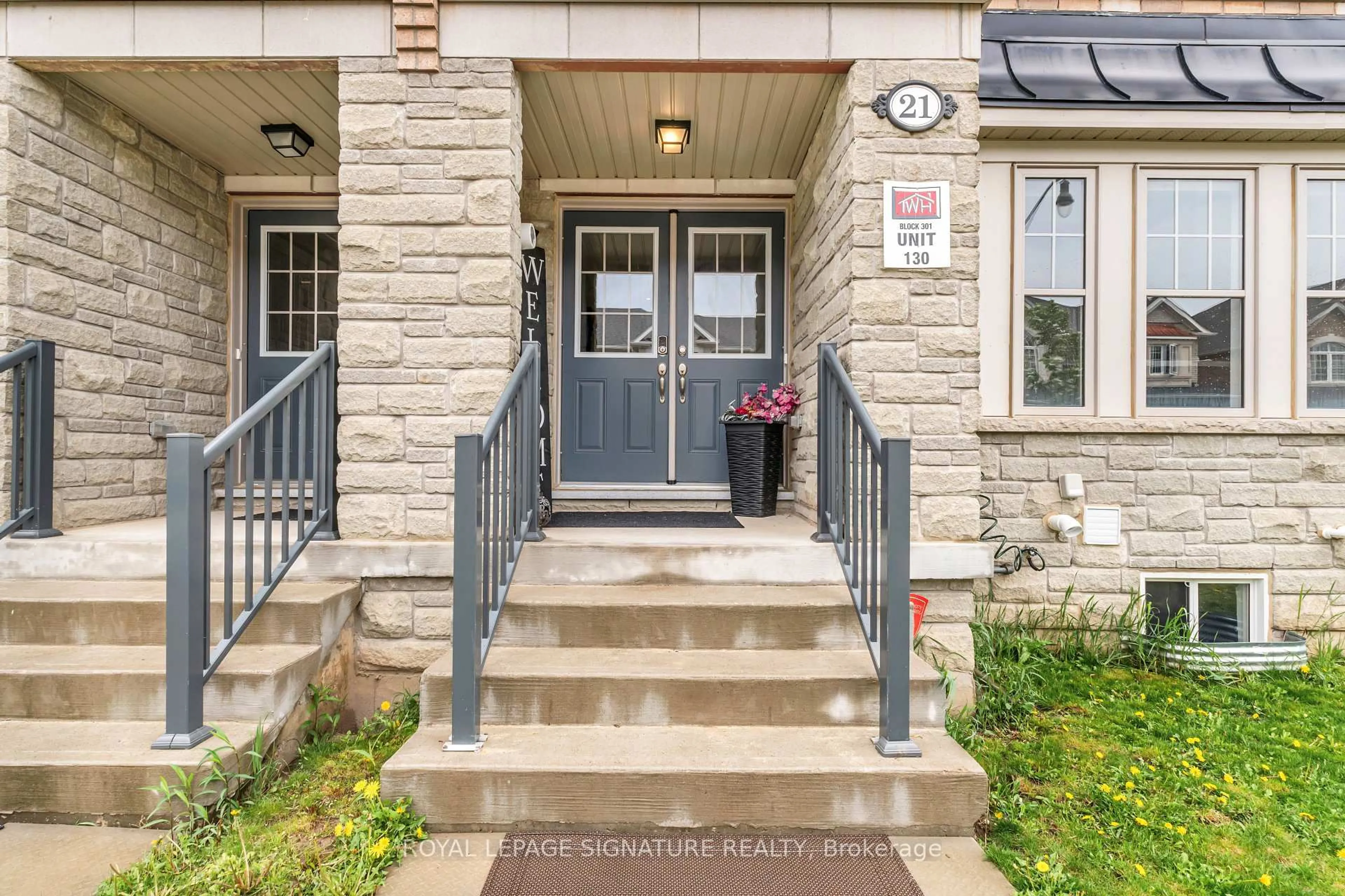 Indoor entryway for 21 Fresnel Rd, Brampton Ontario L7A 4Z2