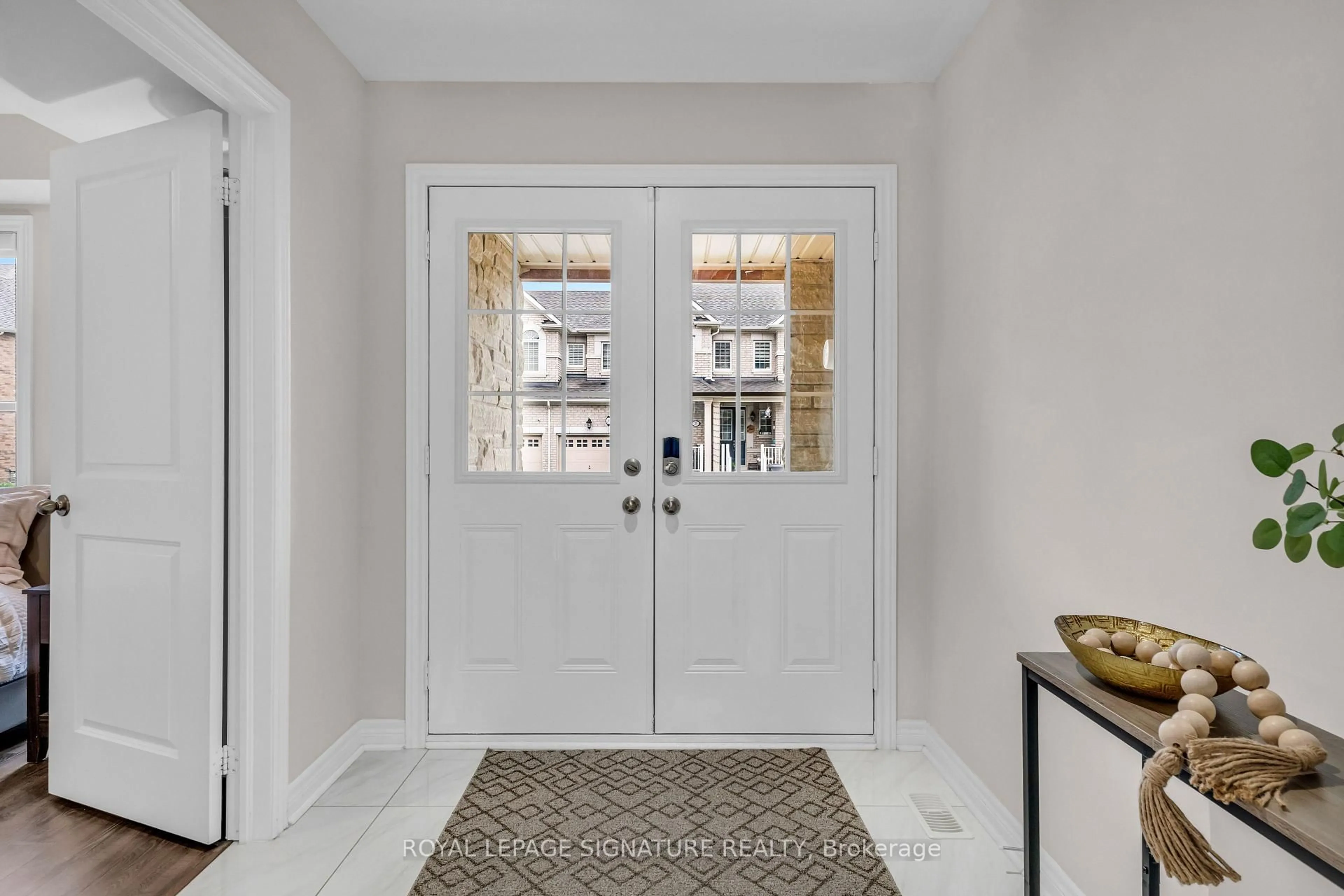 Indoor entryway for 21 Fresnel Rd, Brampton Ontario L7A 4Z2
