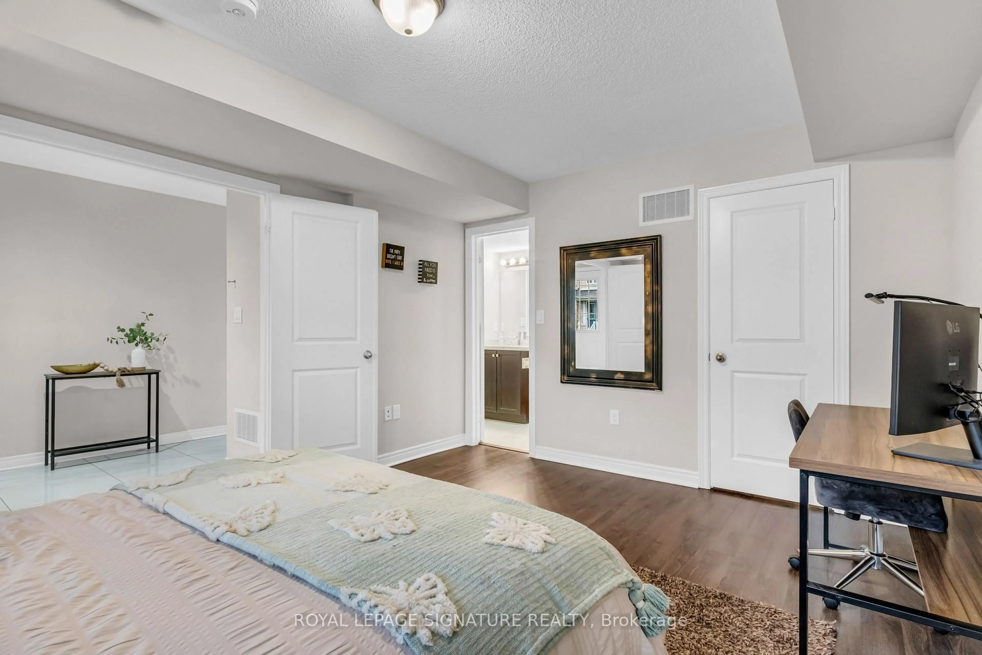 Indoor entryway for 21 Fresnel Rd, Brampton Ontario L7A 4Z2