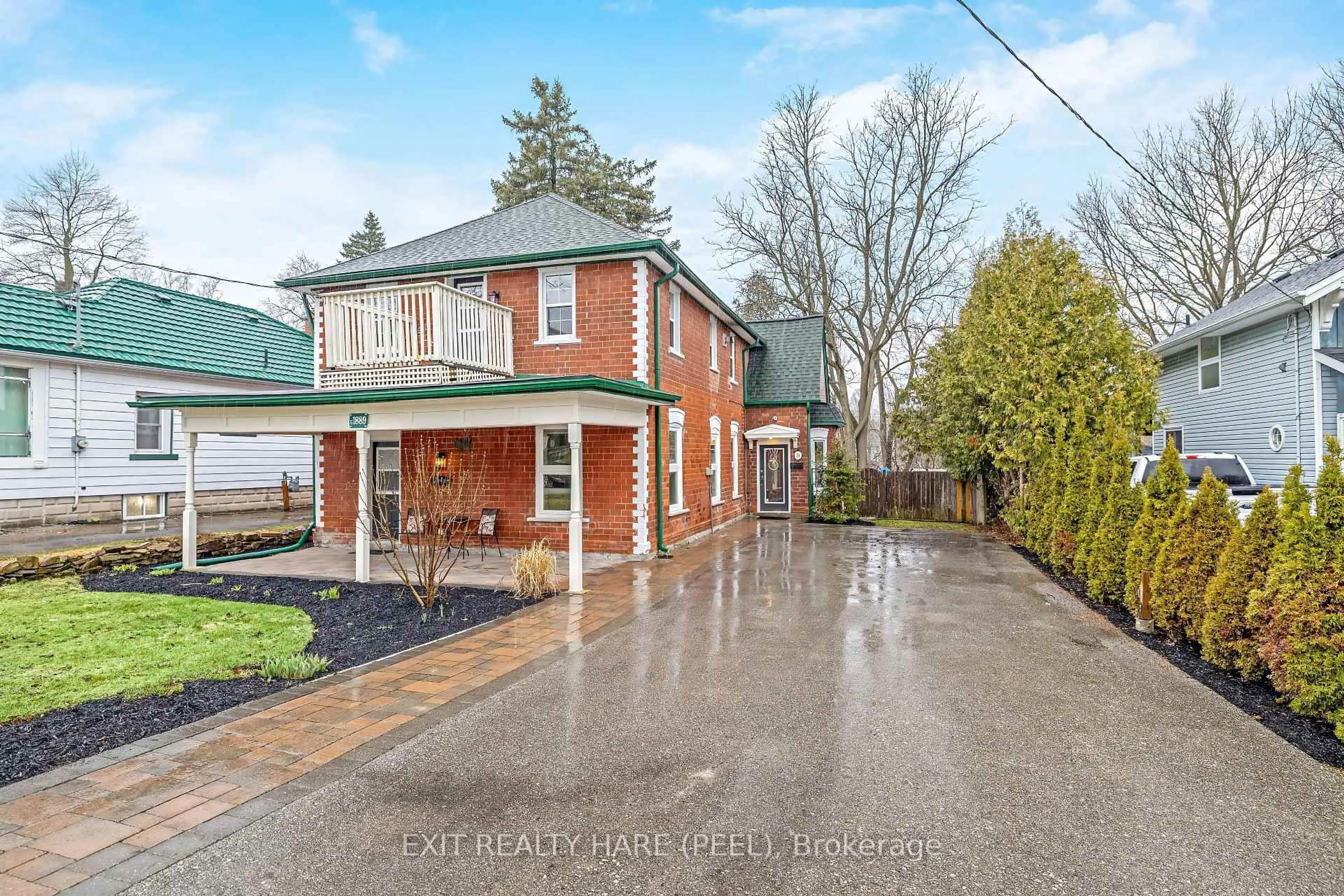 A pic from outside/outdoor area/front of a property/back of a property/a pic from drone, street for 31 Brock st Hill, Halton Hills Ontario L7J 1N3