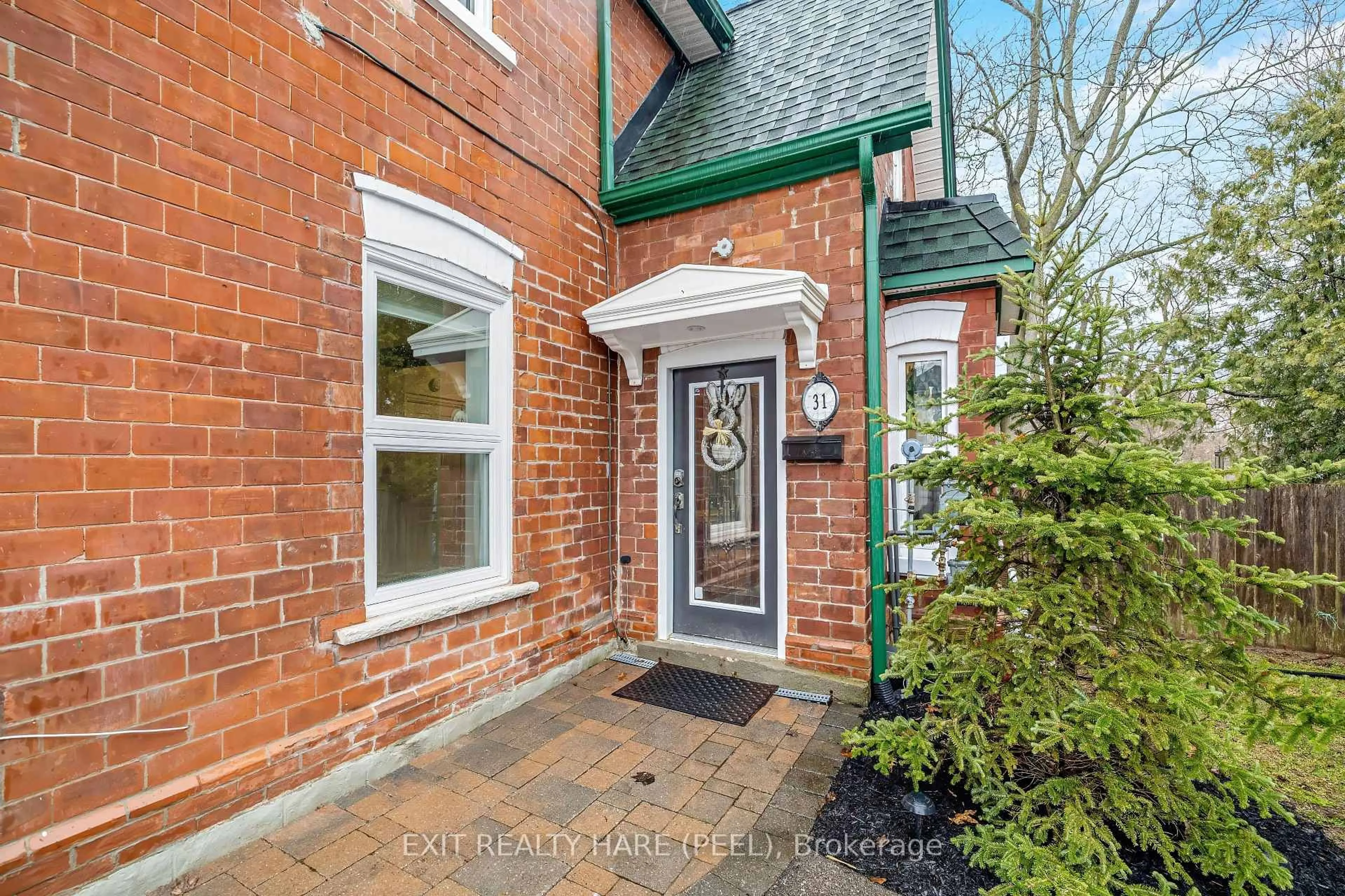 Home with brick exterior material, street for 31 Brock st Hill, Halton Hills Ontario L7J 1N3