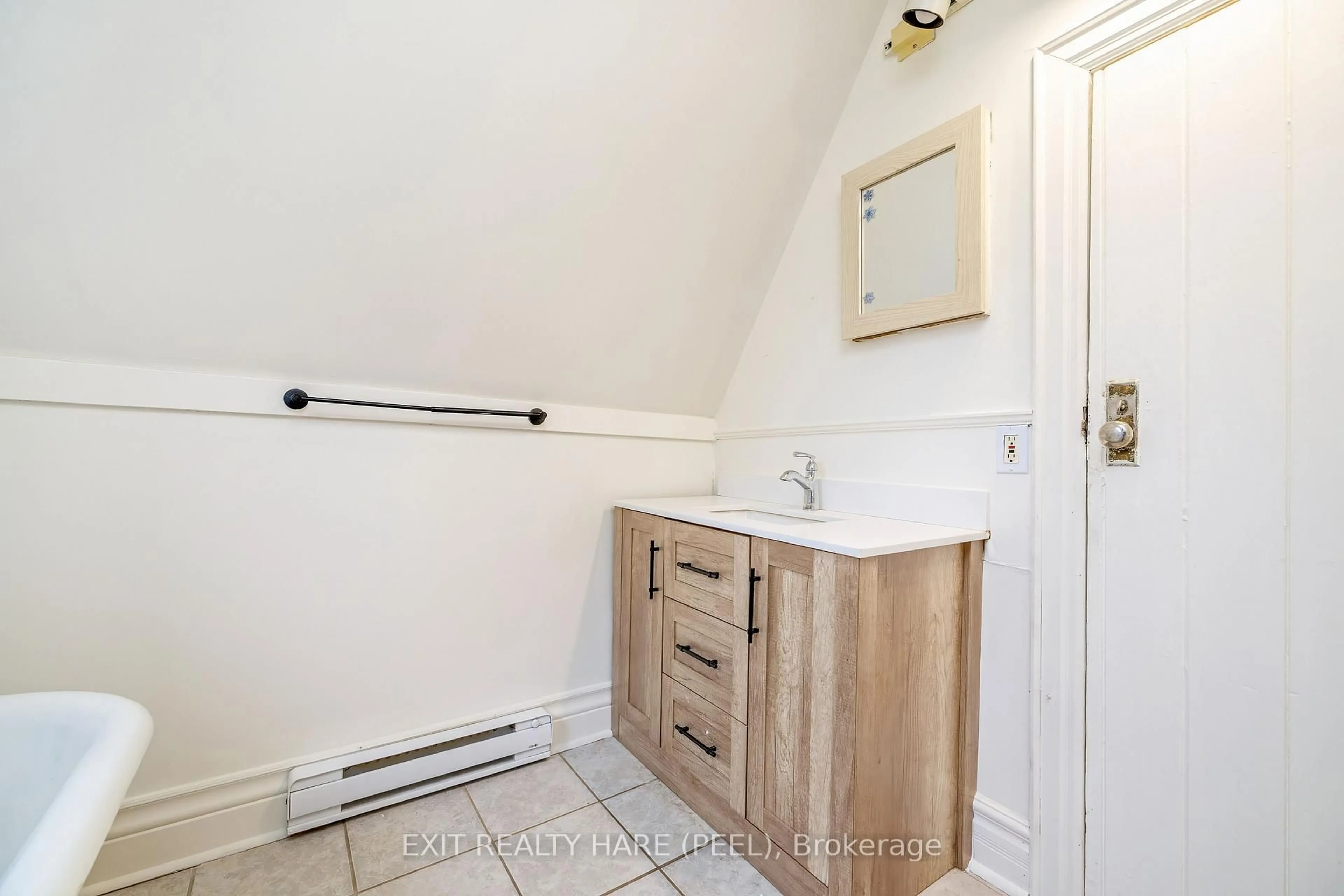 Standard bathroom, unknown for 31 Brock st Hill, Halton Hills Ontario L7J 1N3