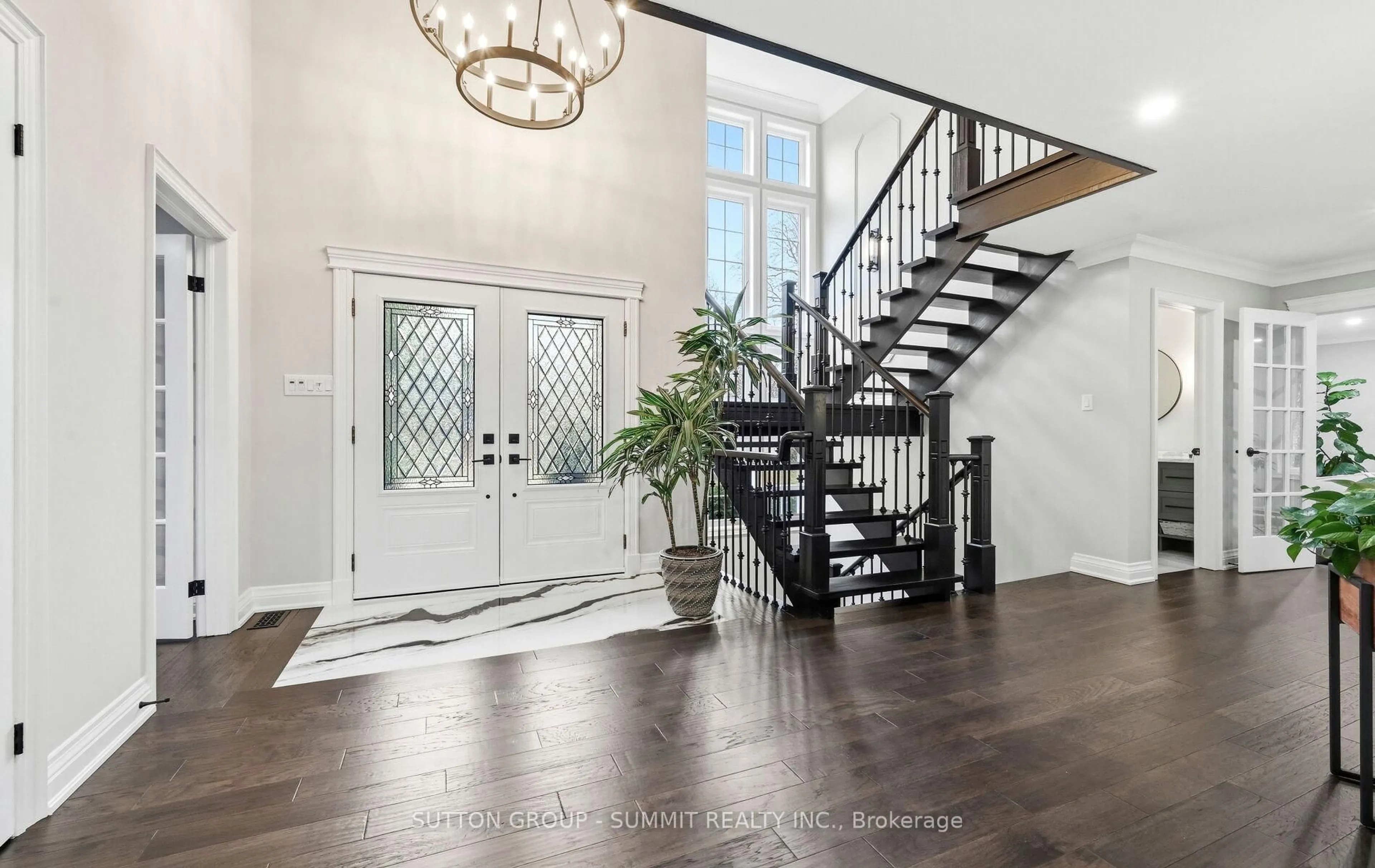 Indoor entryway for 1095 Geran Cres, Mississauga Ontario L5H 4A9