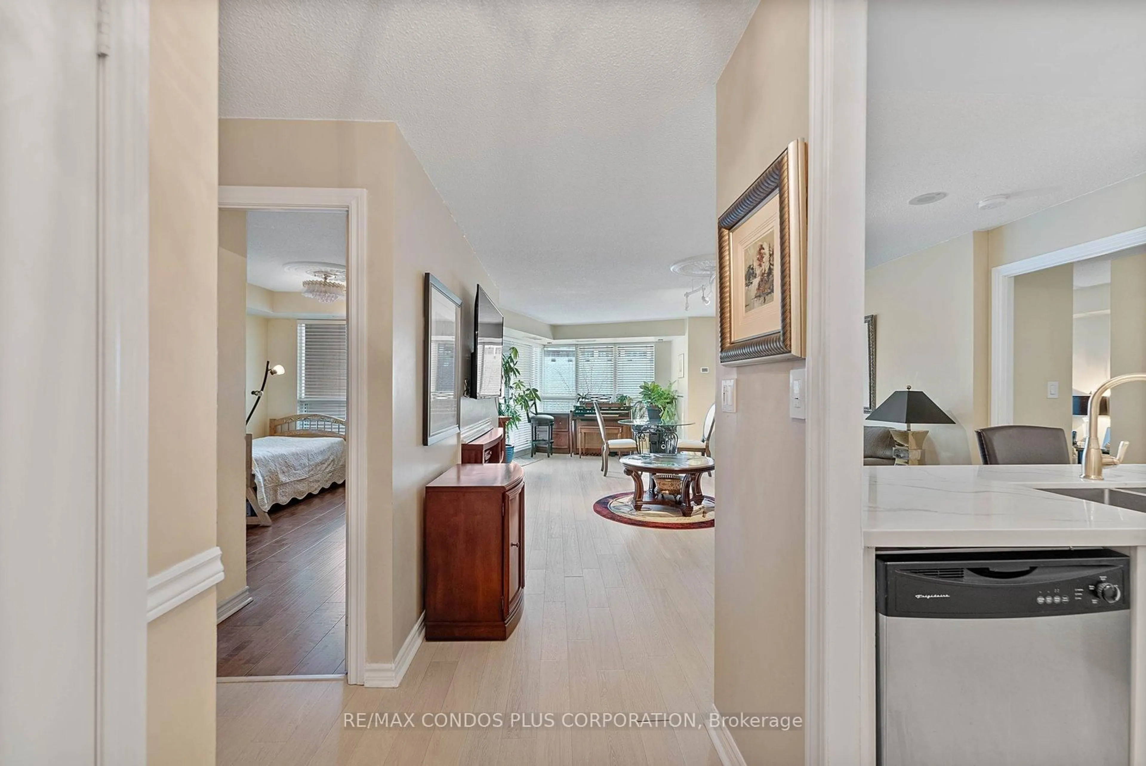 Indoor foyer for 2111 Lake Shore Blvd #506, Toronto Ontario M8V 4B2