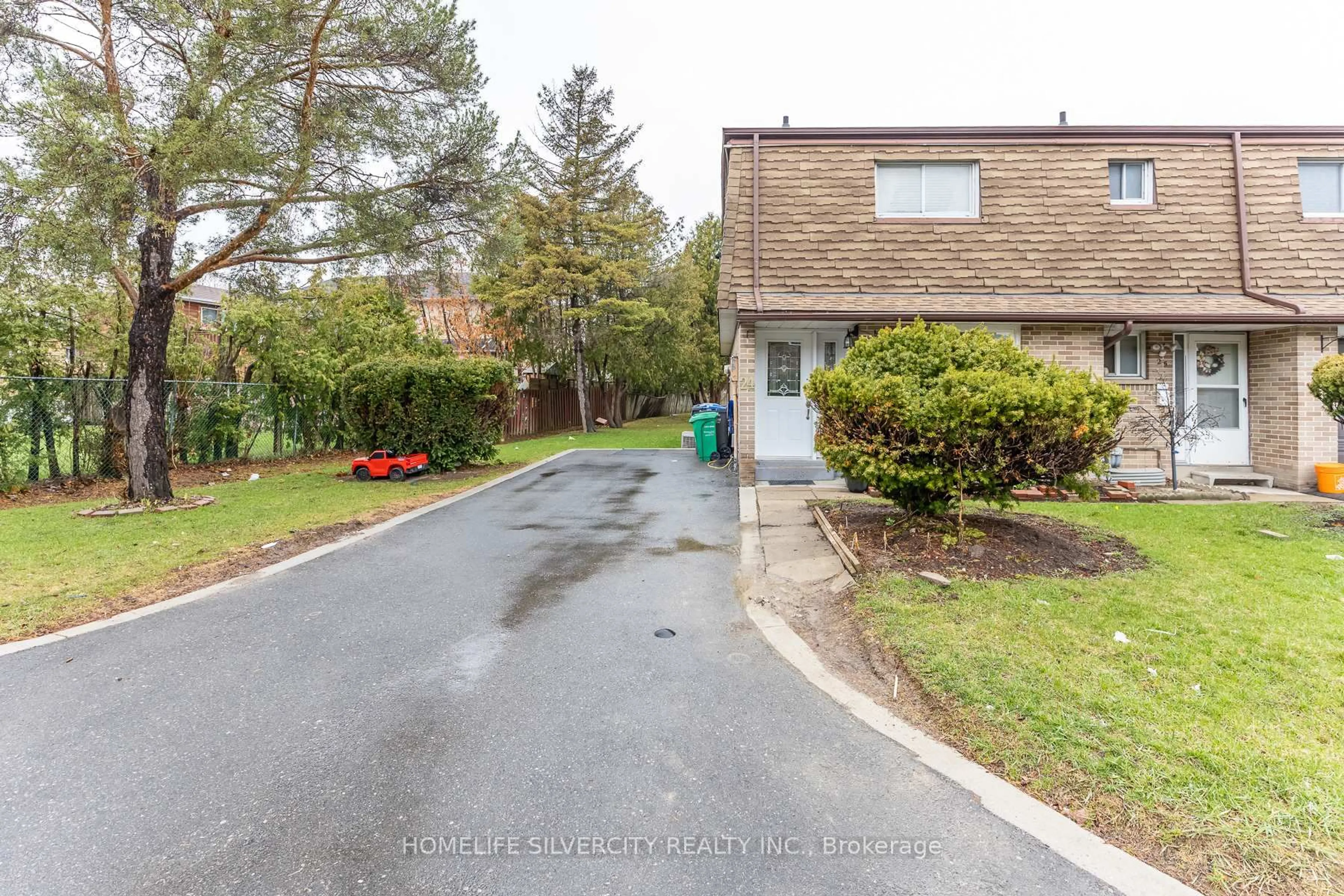 A pic from outside/outdoor area/front of a property/back of a property/a pic from drone, street for 3860 Morning Star Dr #24, Mississauga Ontario L4T 1Y9