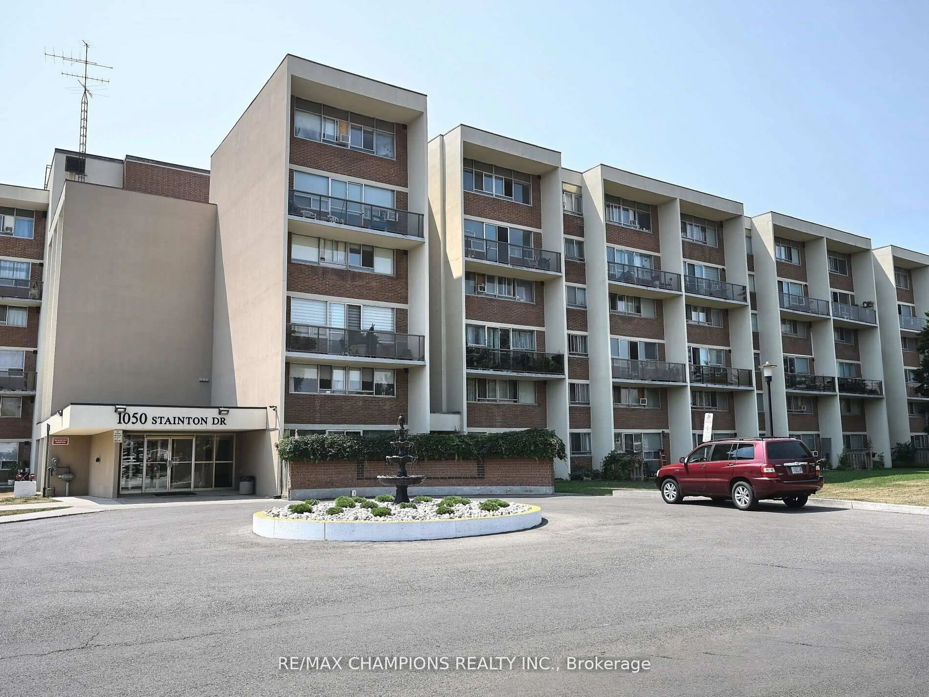 Indoor foyer for 1050 Stainton Dr #112, Mississauga Ontario L5C 2T7