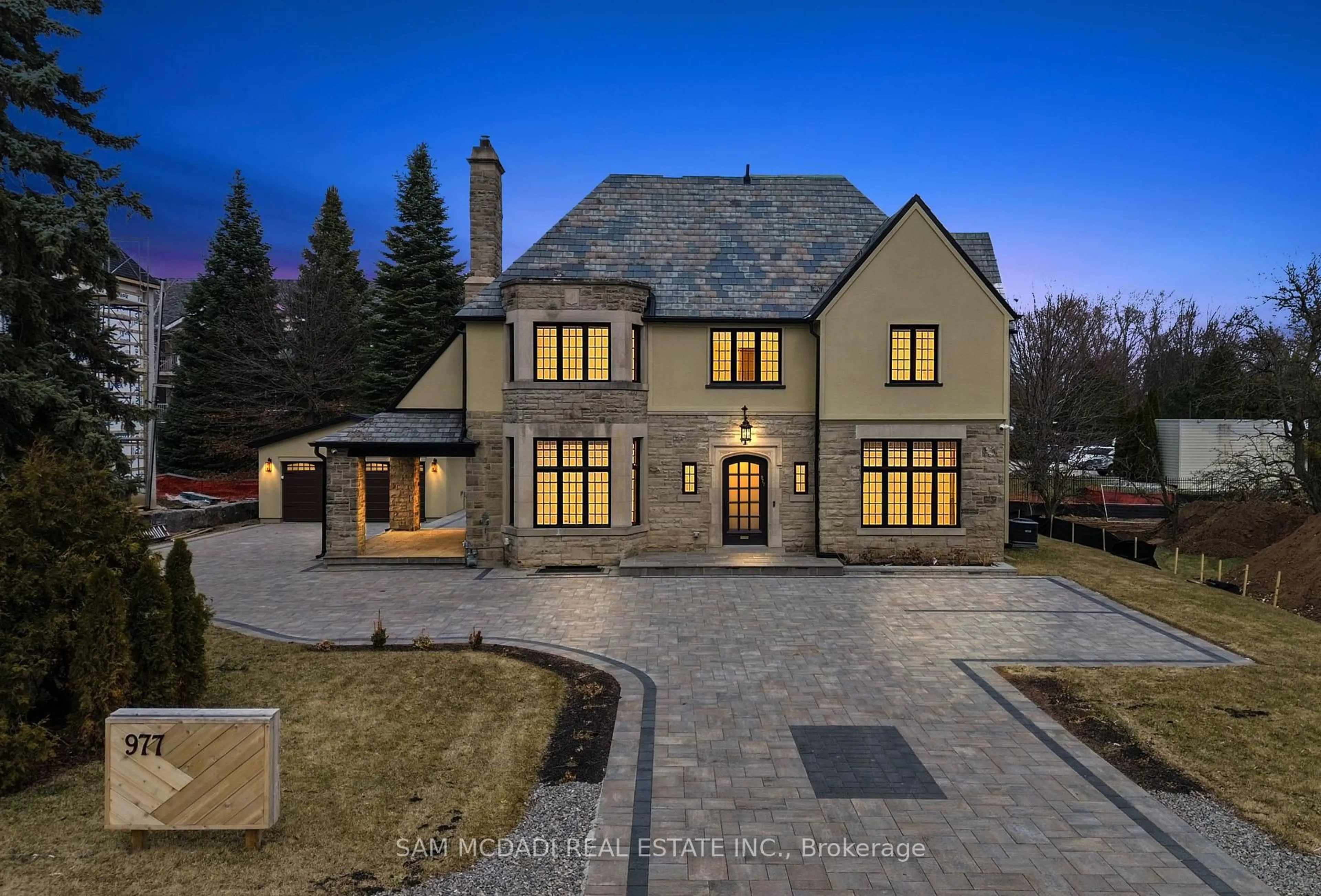 A pic from outside/outdoor area/front of a property/back of a property/a pic from drone, street for 977 Unsworth Ave, Burlington Ontario L7T 1R2