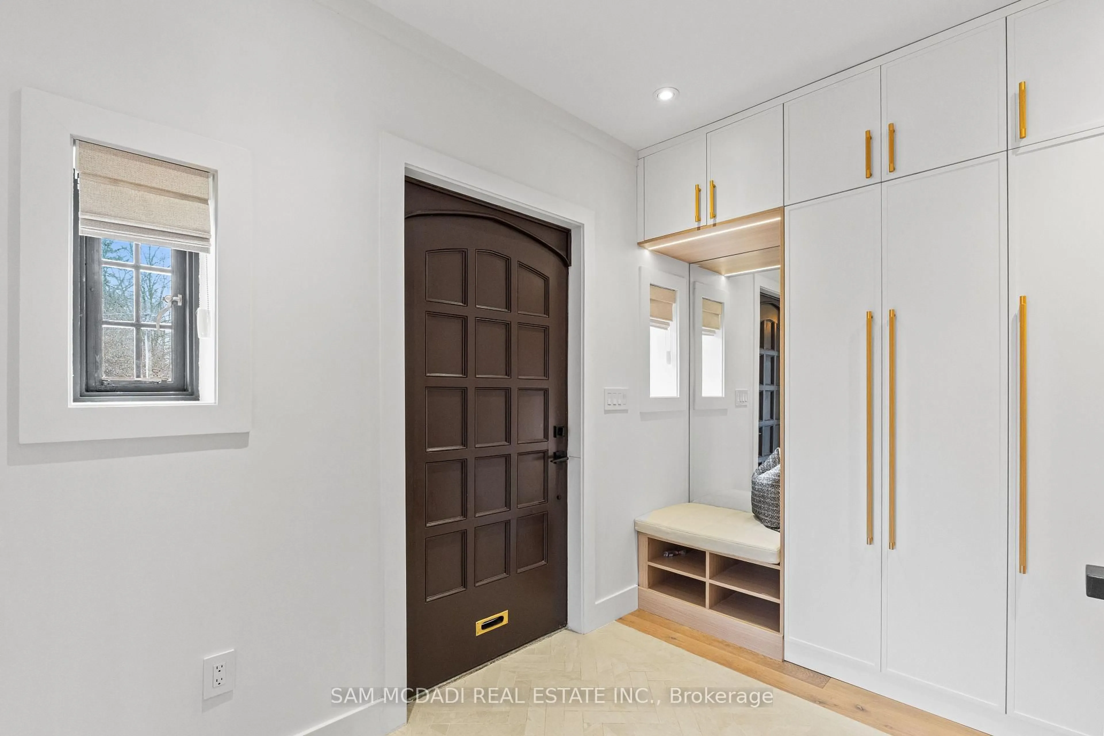 Indoor entryway for 977 Unsworth Ave, Burlington Ontario L7T 1R2