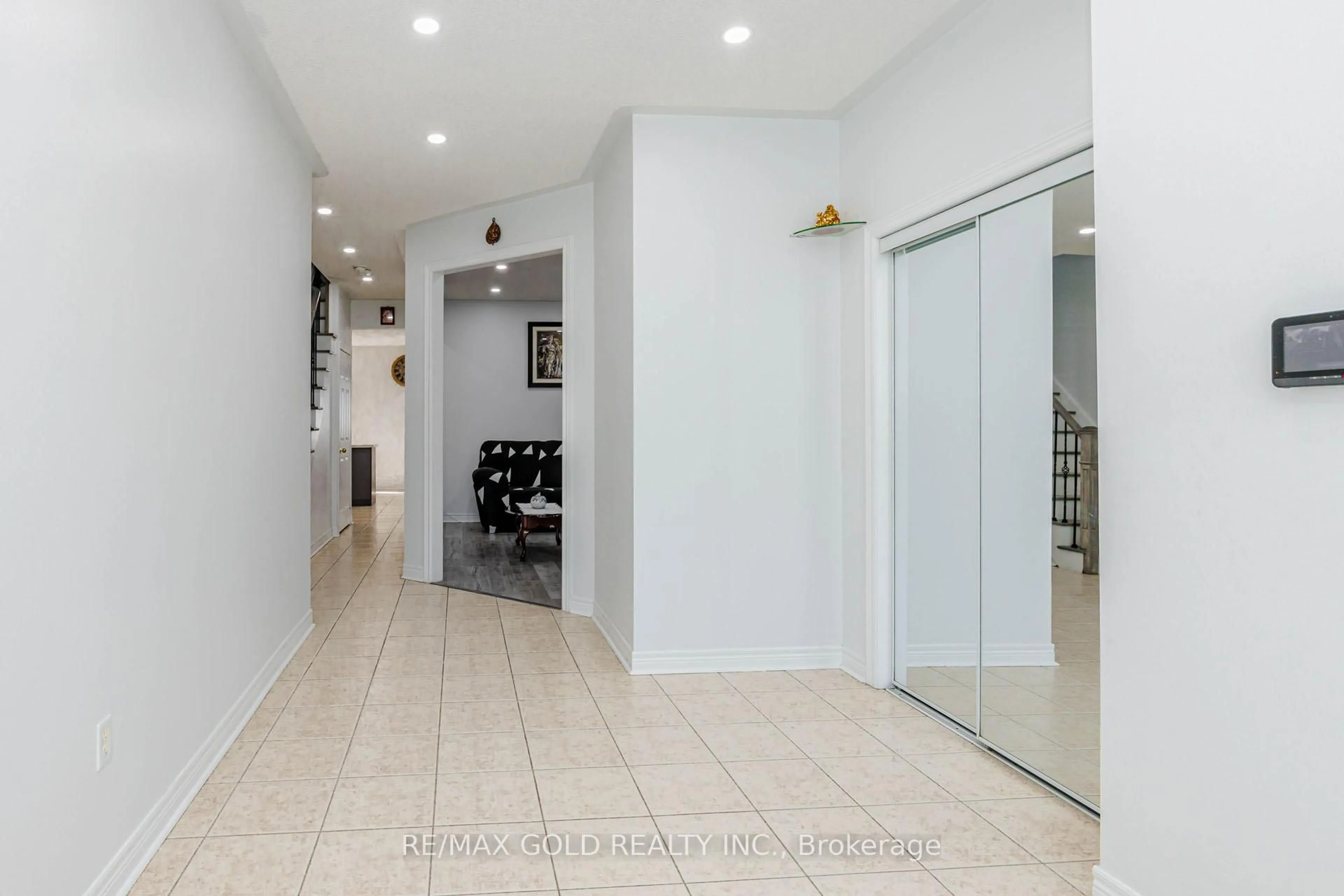 Indoor foyer for 93 Footbridge Cres, Brampton Ontario L6R 0T9