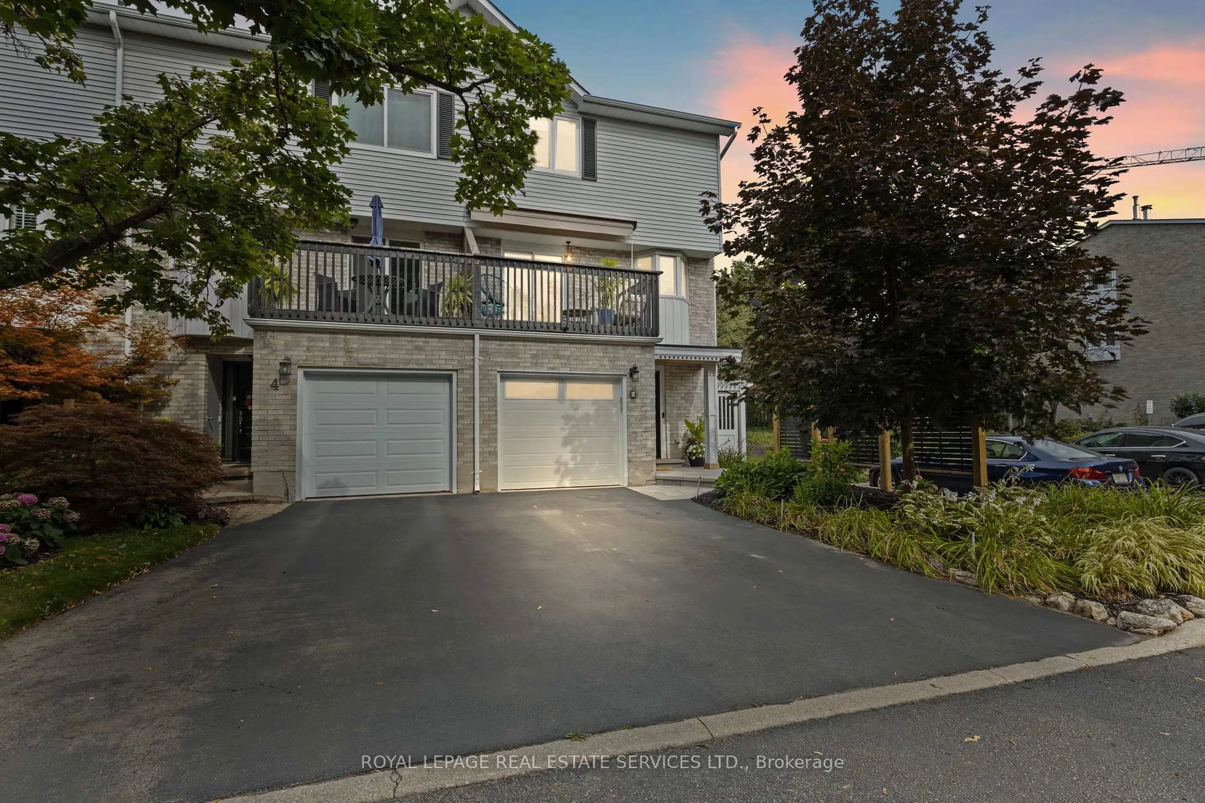 A pic from outside/outdoor area/front of a property/back of a property/a pic from drone, street for 2303 Marine Dr #5, Oakville Ontario L6L 1C2