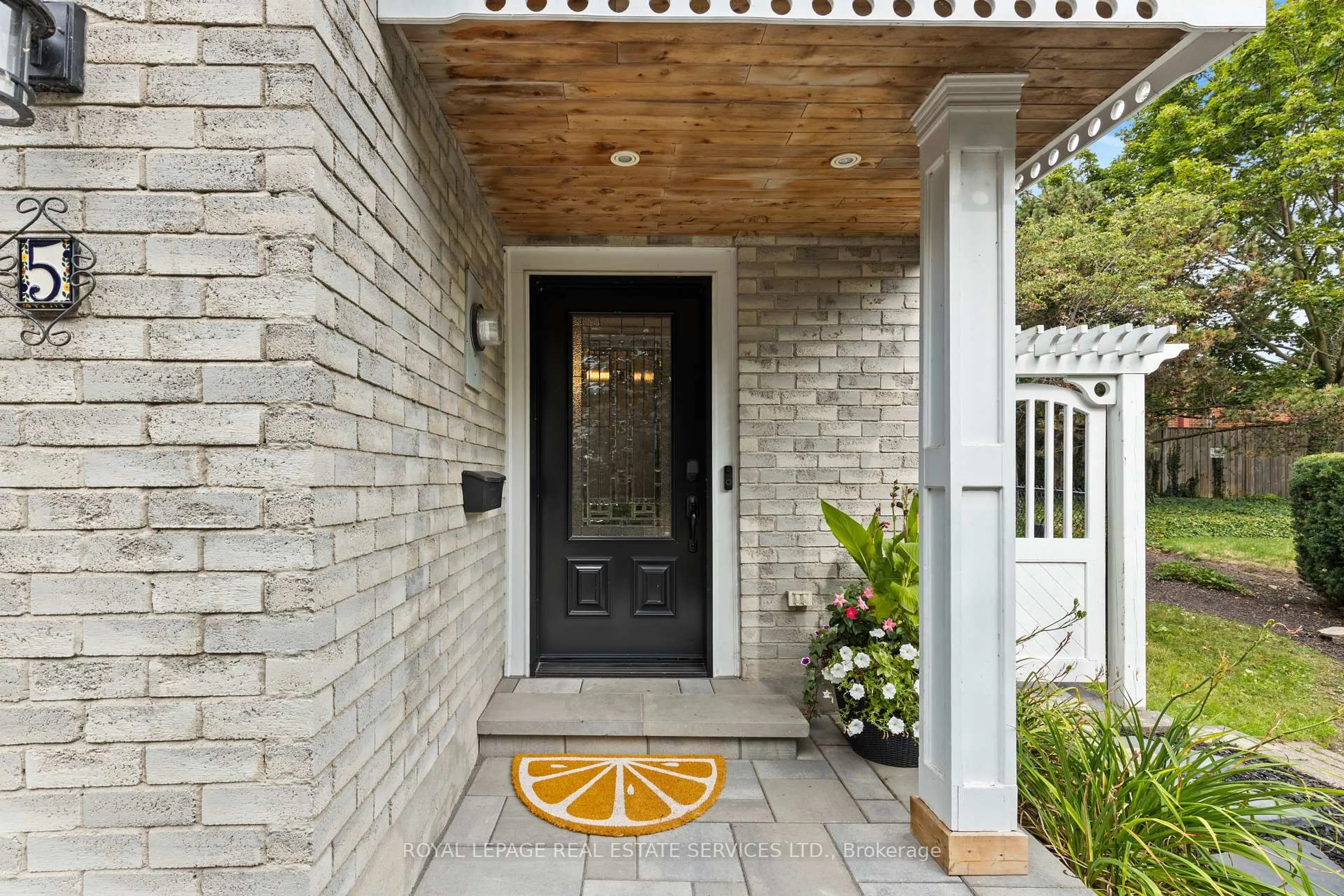 Indoor entryway for 2303 Marine Dr #5, Oakville Ontario L6L 1C2