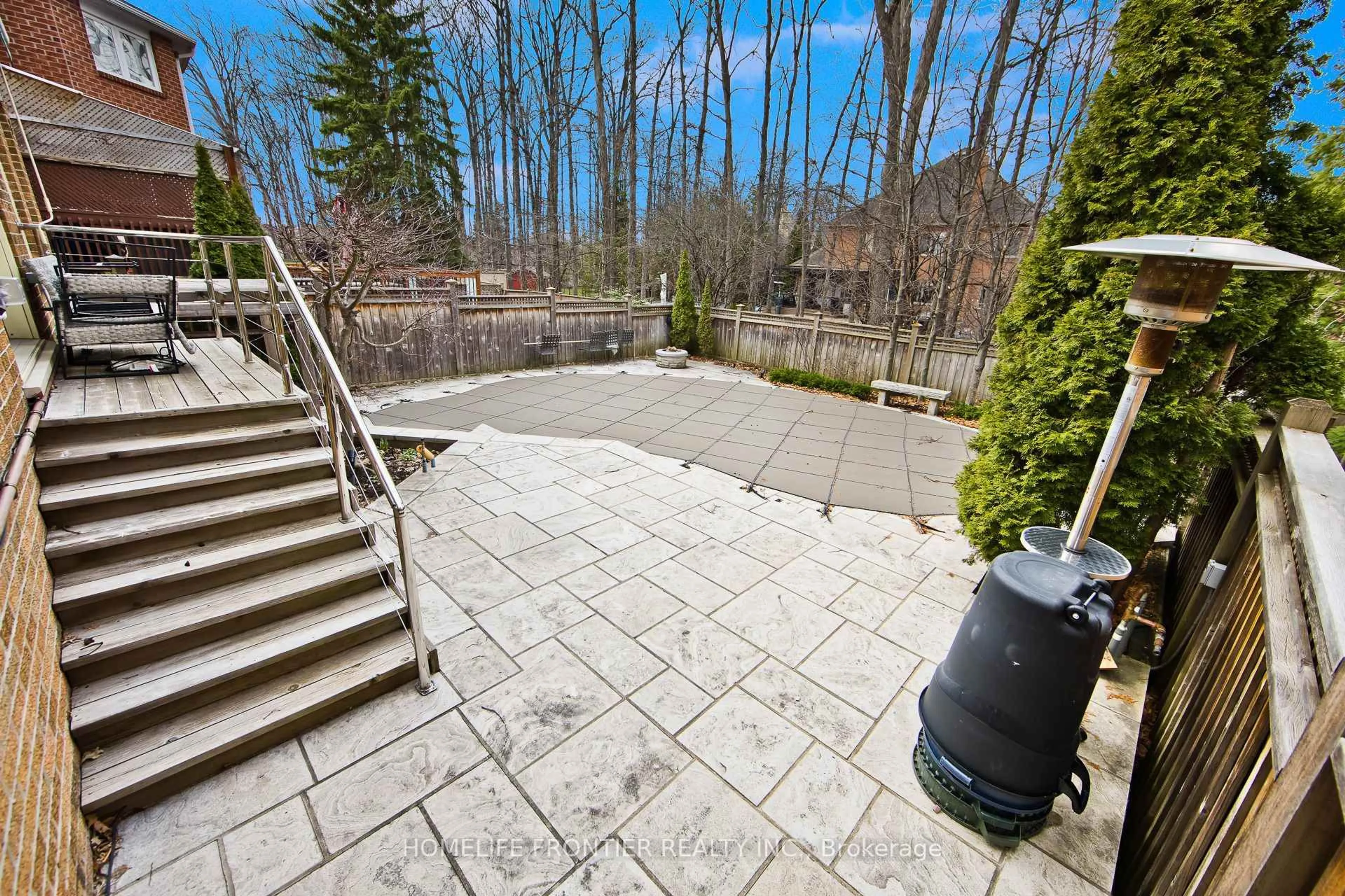 Patio, street for 6124 Hardesty Cres, Mississauga Ontario L5V 1B4