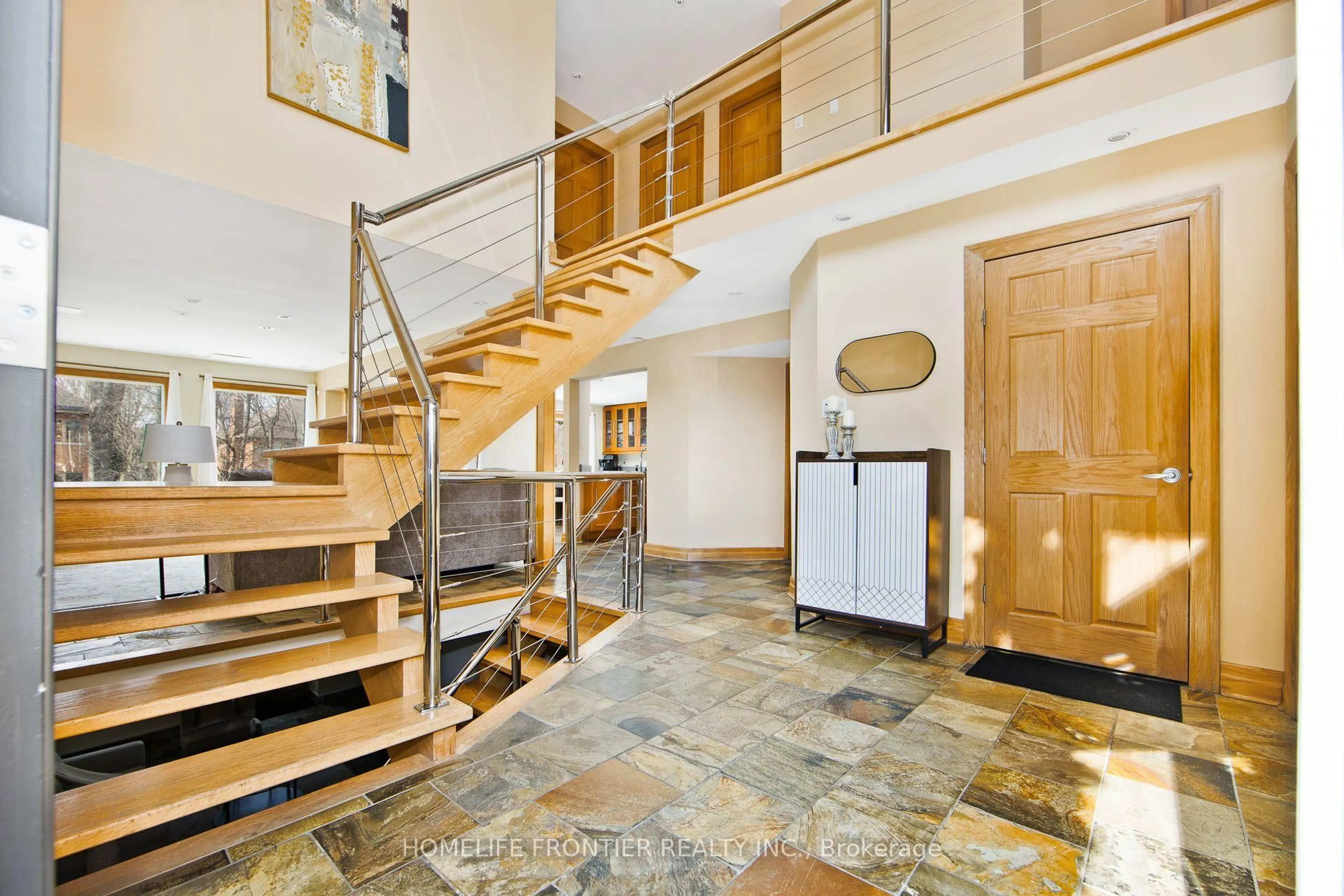 Indoor foyer for 6124 Hardesty Cres, Mississauga Ontario L5V 1B4