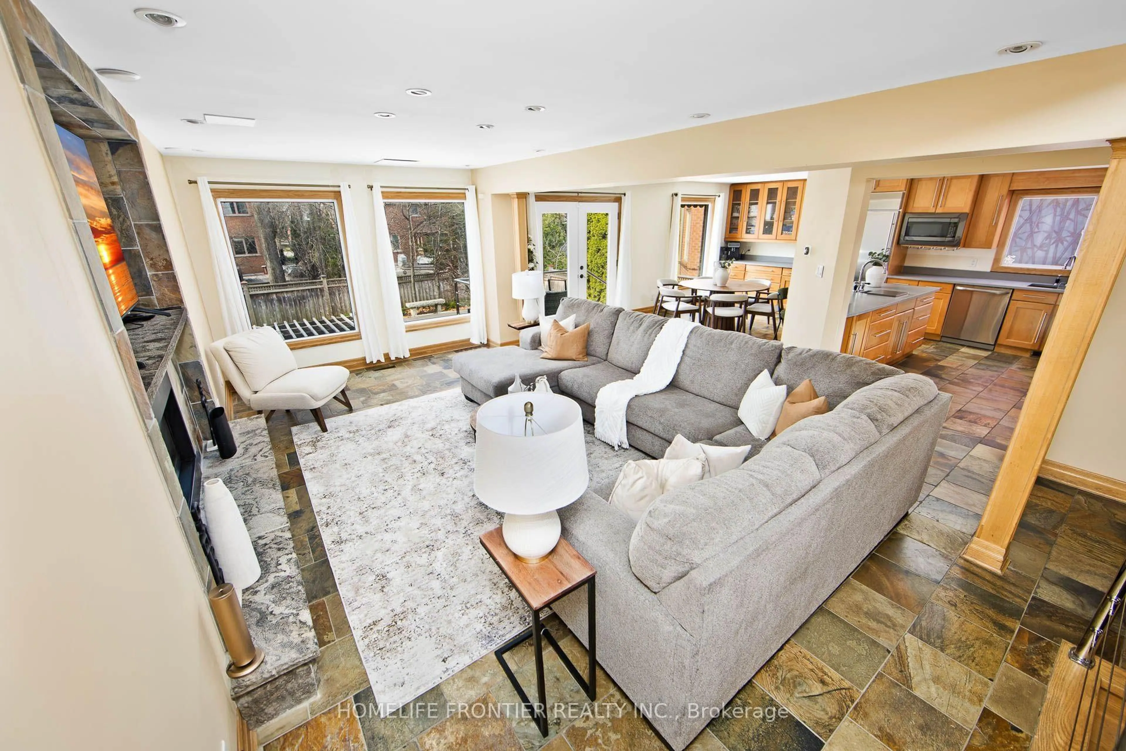 Living room with furniture, unknown for 6124 Hardesty Cres, Mississauga Ontario L5V 1B4