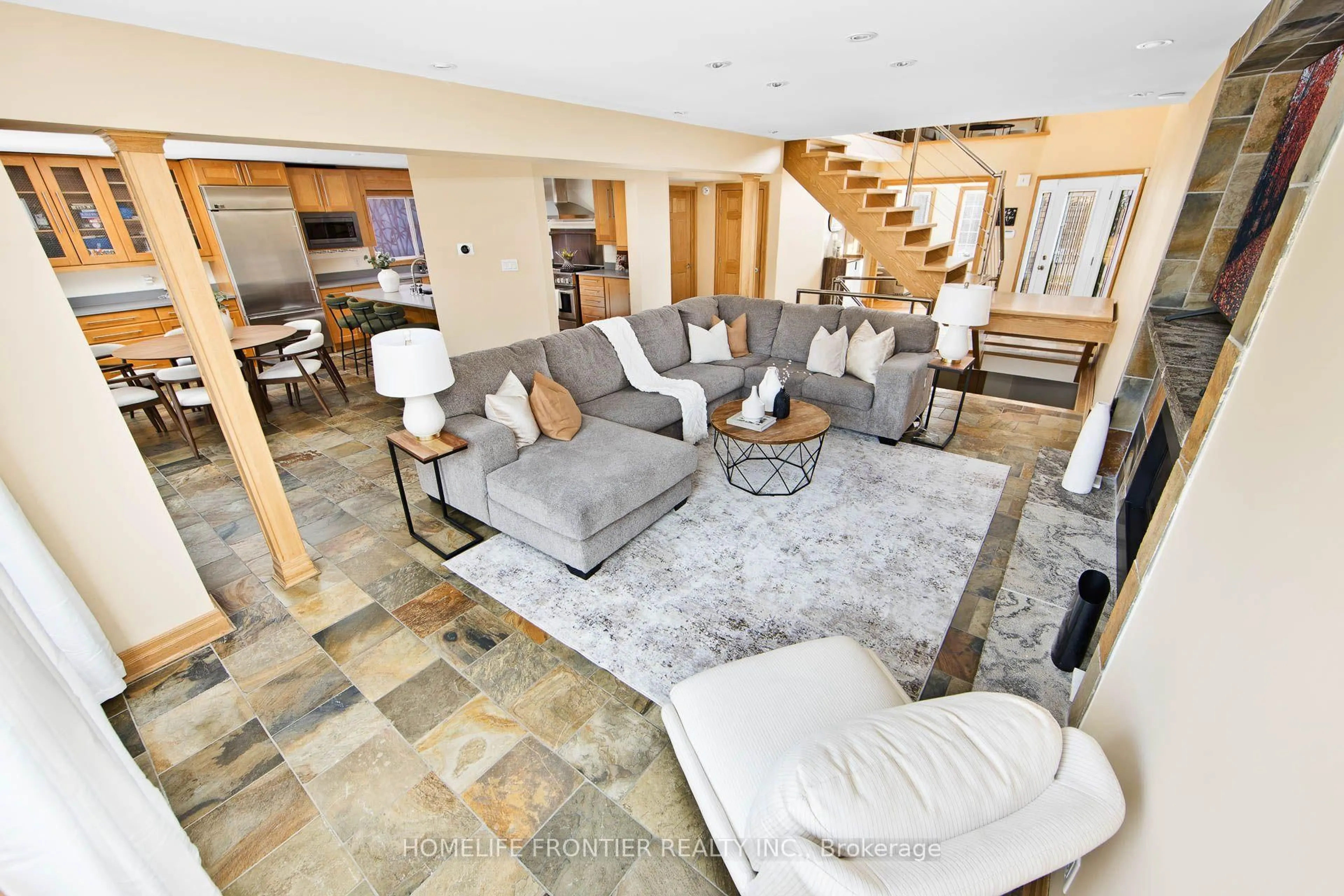 Living room with furniture, unknown for 6124 Hardesty Cres, Mississauga Ontario L5V 1B4