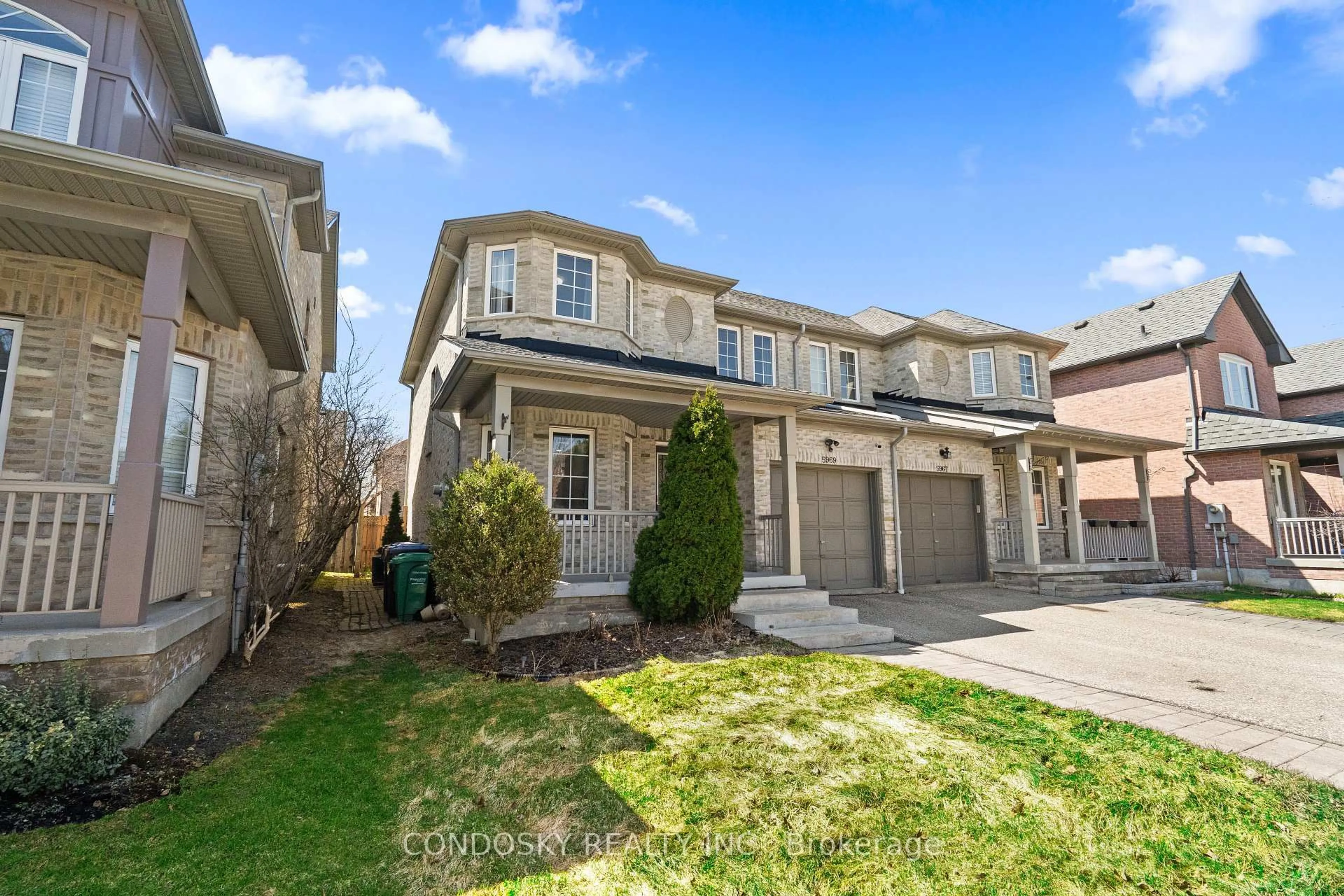 A pic from outside/outdoor area/front of a property/back of a property/a pic from drone, street for 5969 Shelford Terr, Mississauga Ontario L5M 6K3