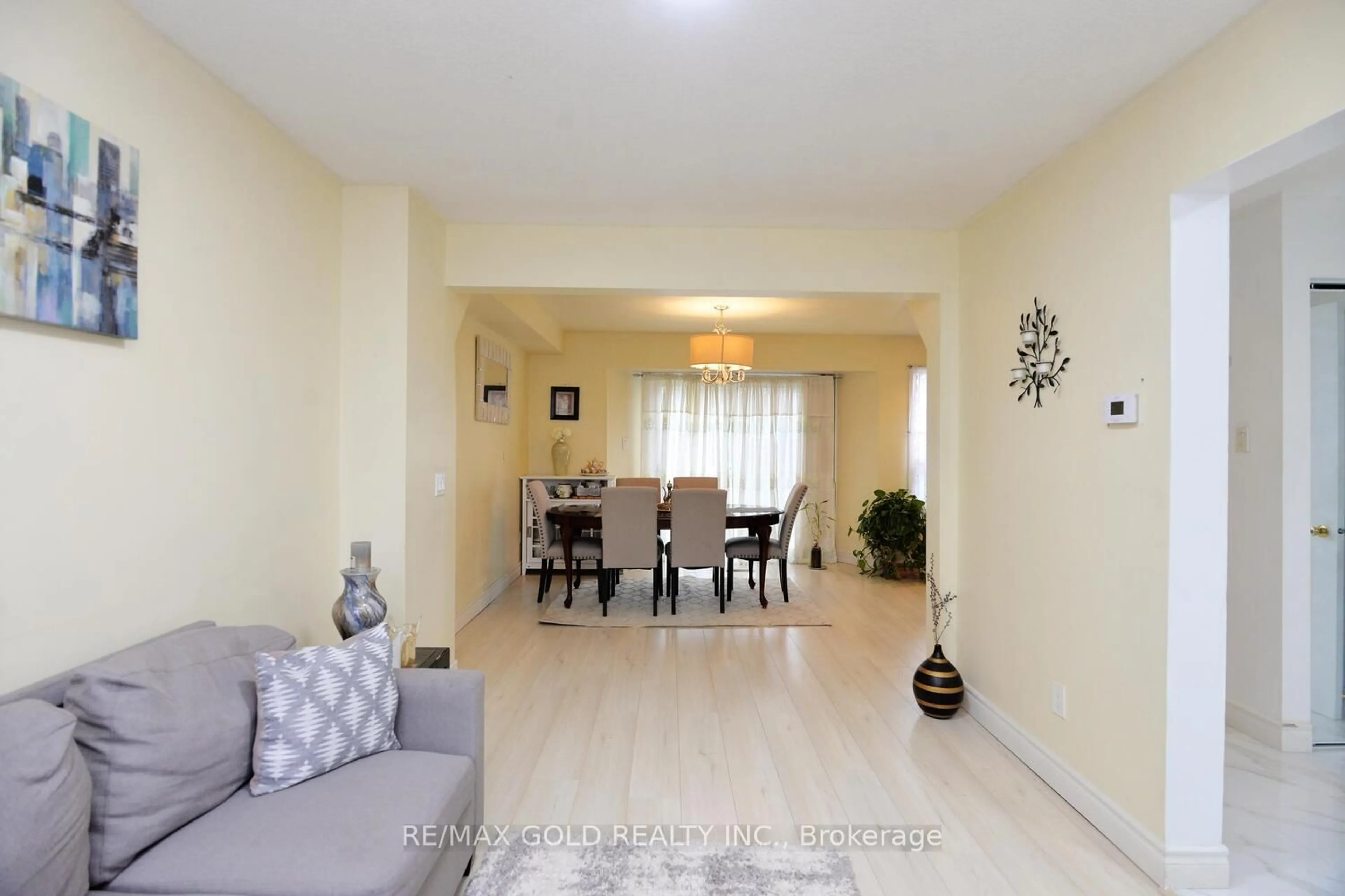 Living room with furniture, unknown for 9 Ravenswood Dr, Brampton Ontario L6Y 3Y5