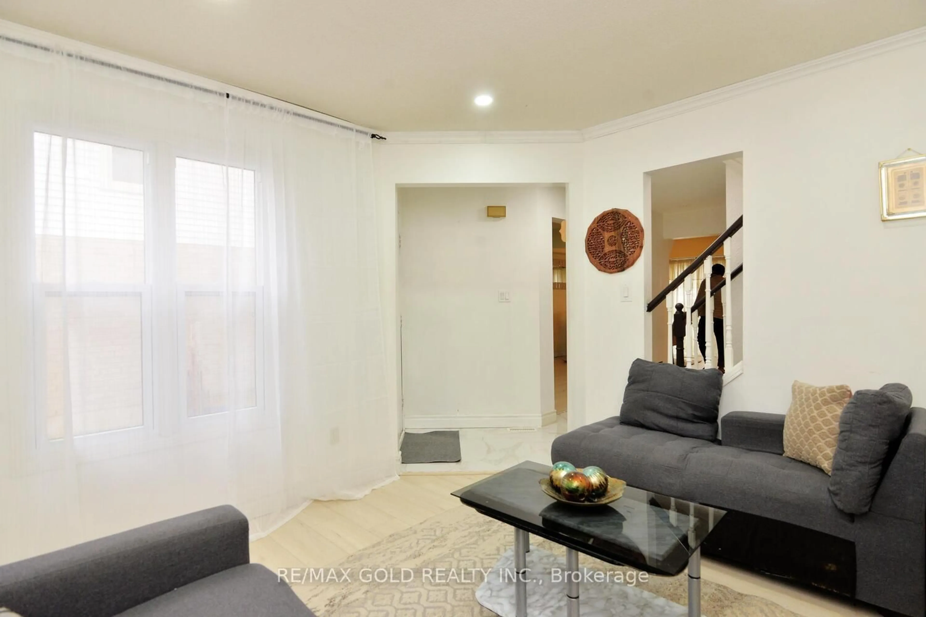 Living room with furniture, unknown for 9 Ravenswood Dr, Brampton Ontario L6Y 3Y5