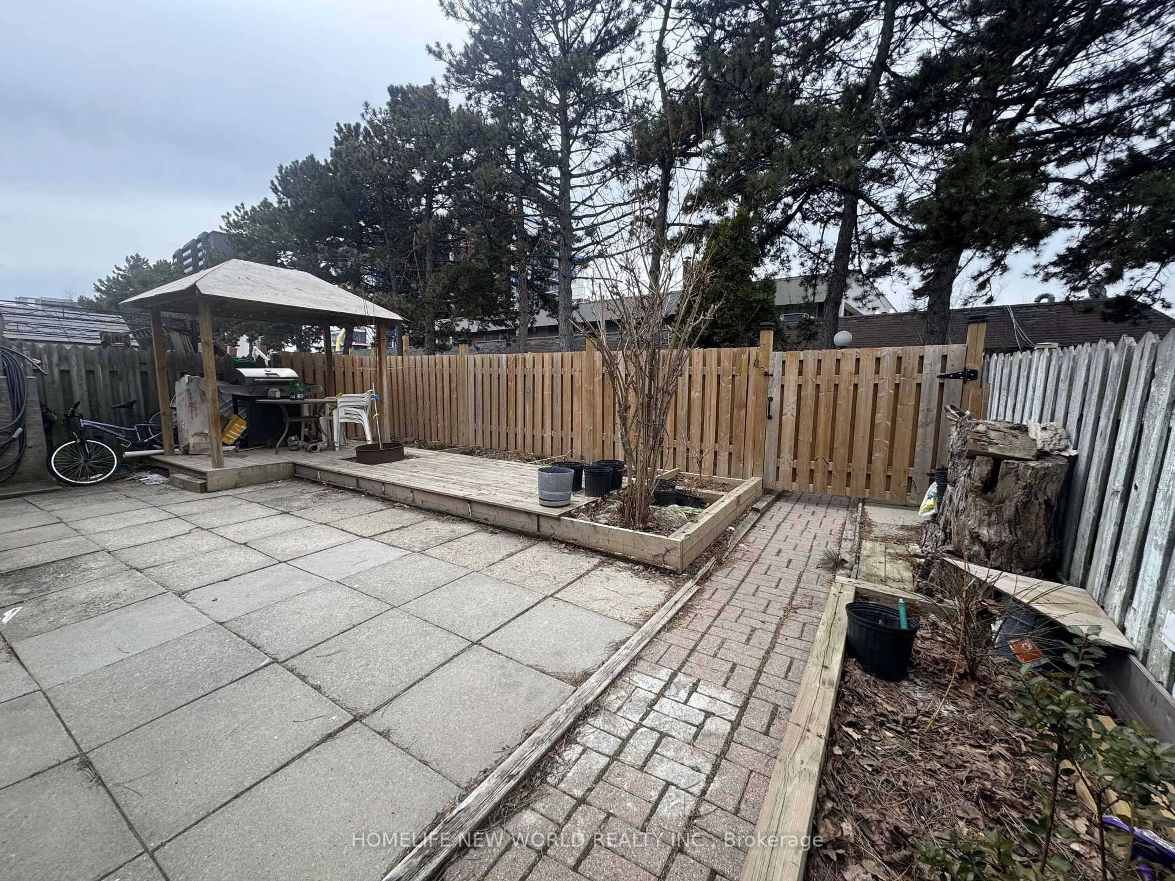 Patio, street for 2901 Jane St #113, Toronto Ontario M3N 2J8